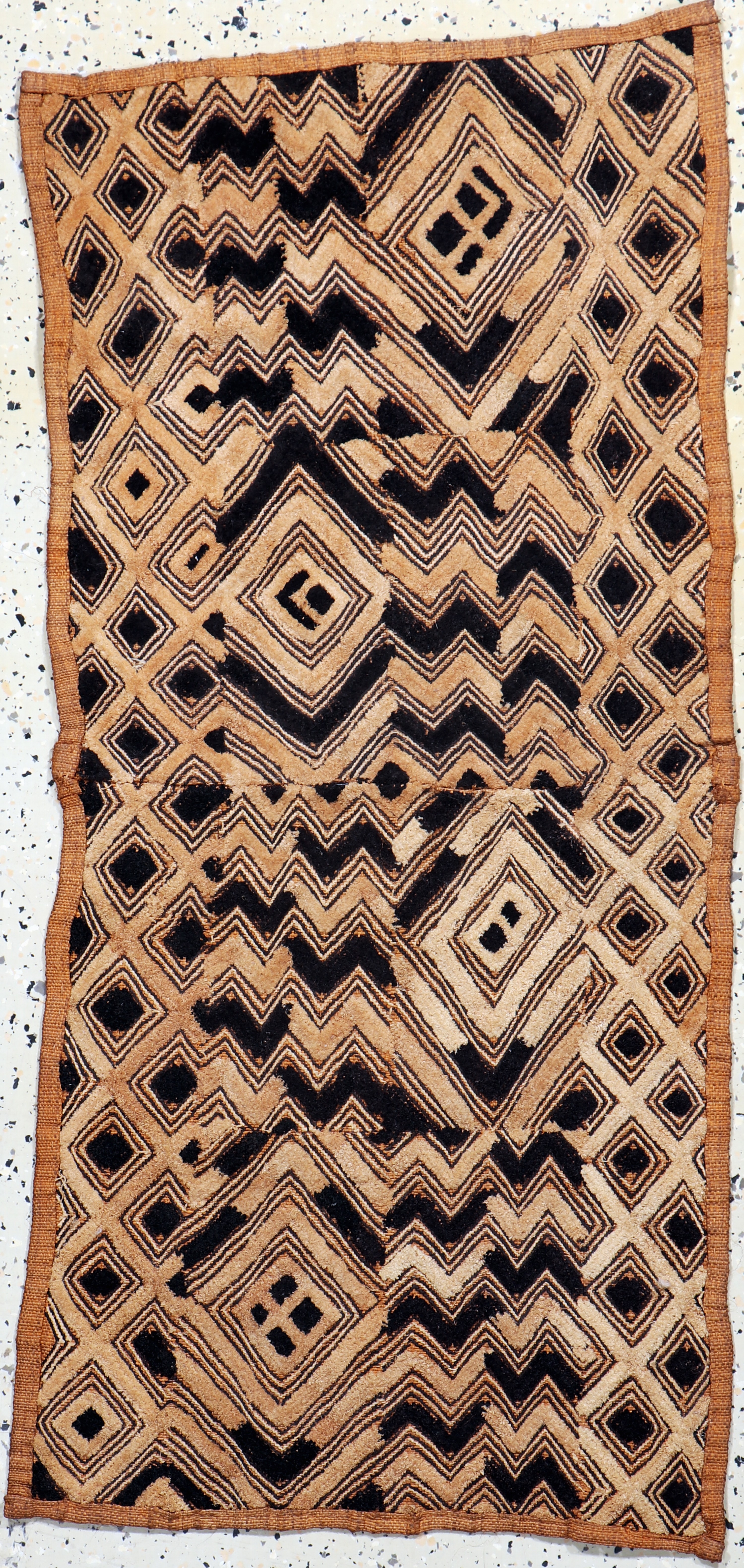 Image 27093919 - ´Rafia´ Teppich, Afrika, Anfang 20.Jhd, Holzfaser, ca. 113 x 55 cm, EHZ: 3 ...