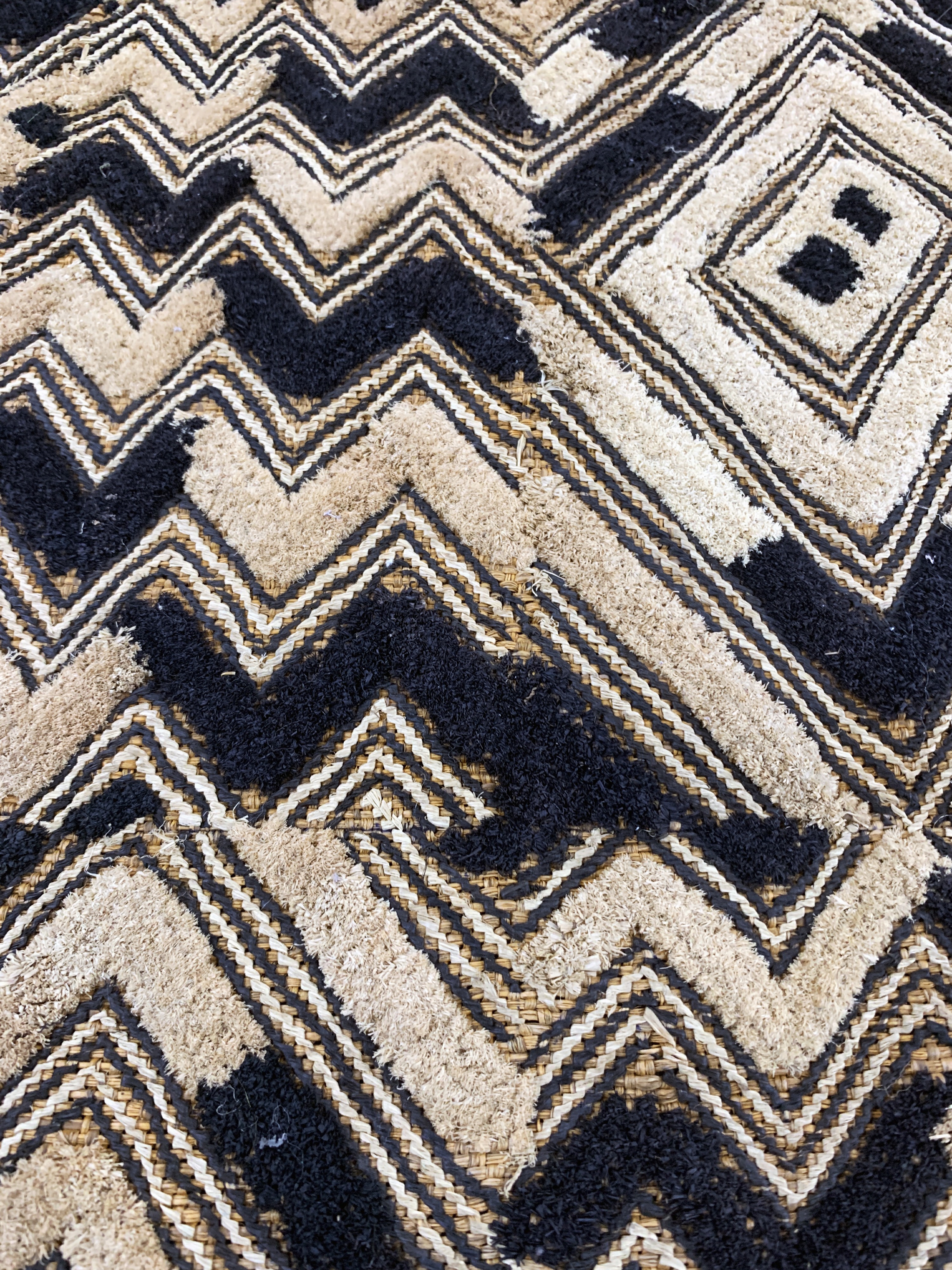 Detail c: "Rafia" Teppich, Afrika, Anfang 20.Jhd, Holzfaser, ca. 113 x 55 cm, EHZ: 3