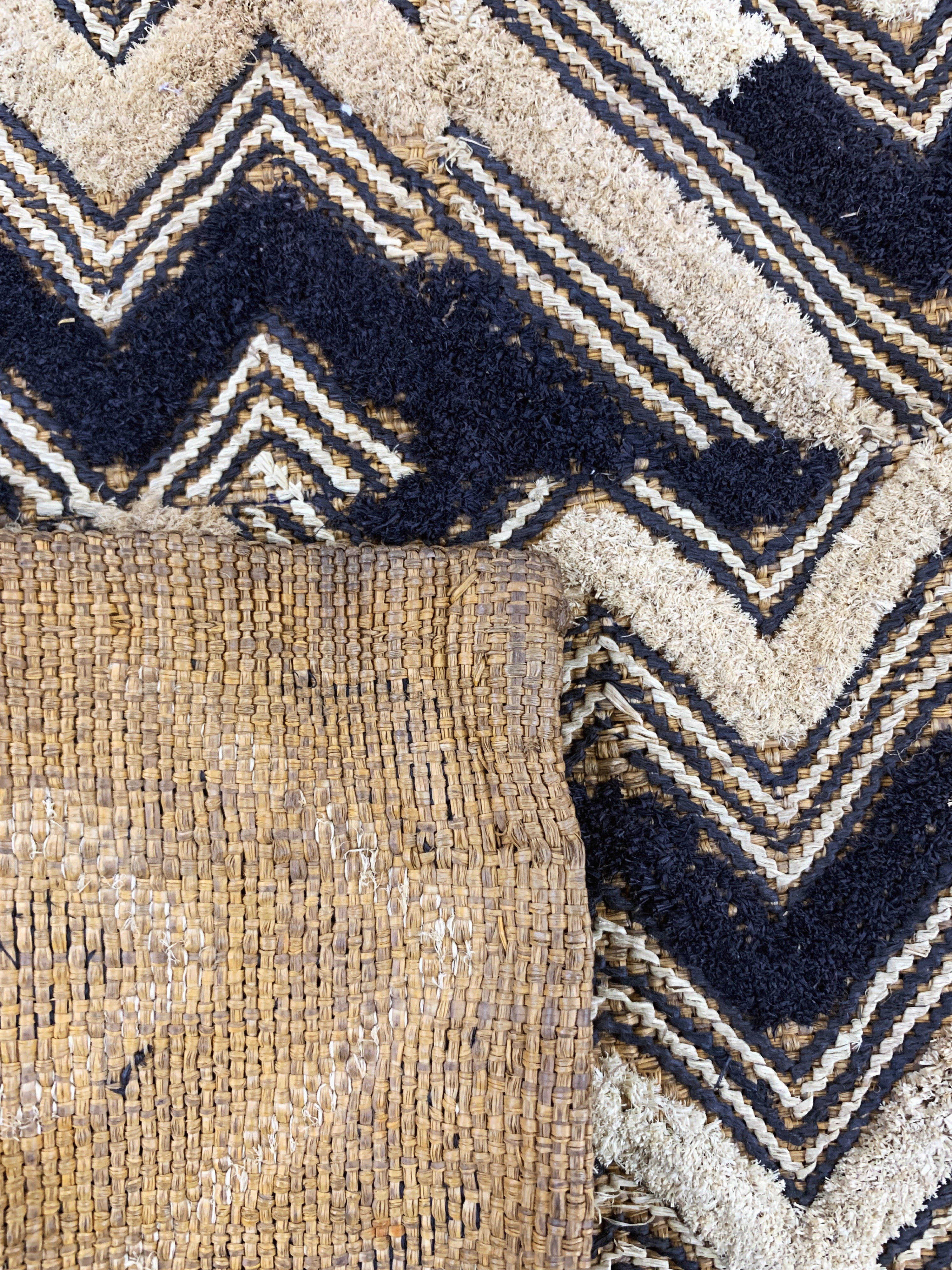 Detail e: "Rafia" Teppich, Afrika, Anfang 20.Jhd, Holzfaser, ca. 113 x 55 cm, EHZ: 3