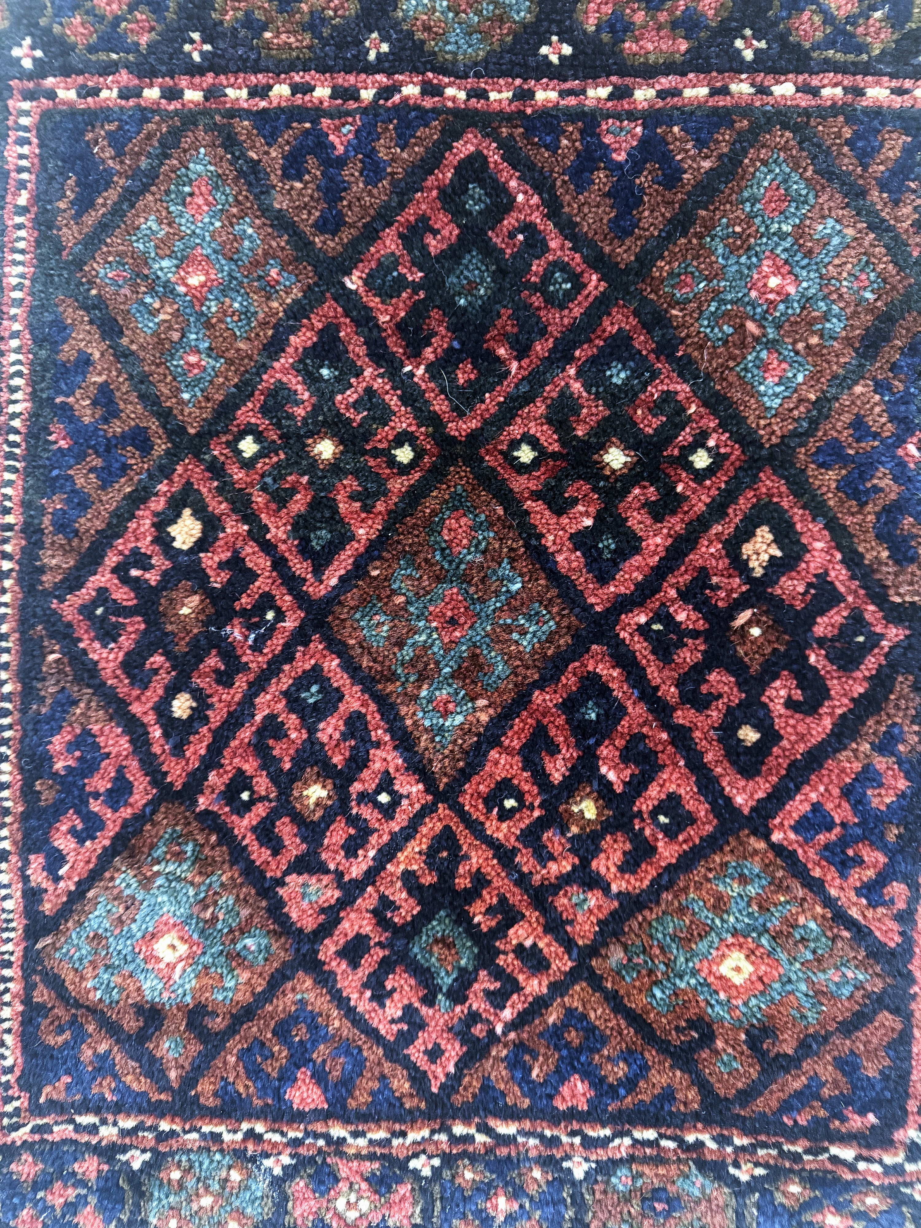 Detail b: "Jaf"antik, Persien, um 1900, Wolle auf Wolle, ca. 67 x 55 cm, EHZ: 2-3(restauriert)