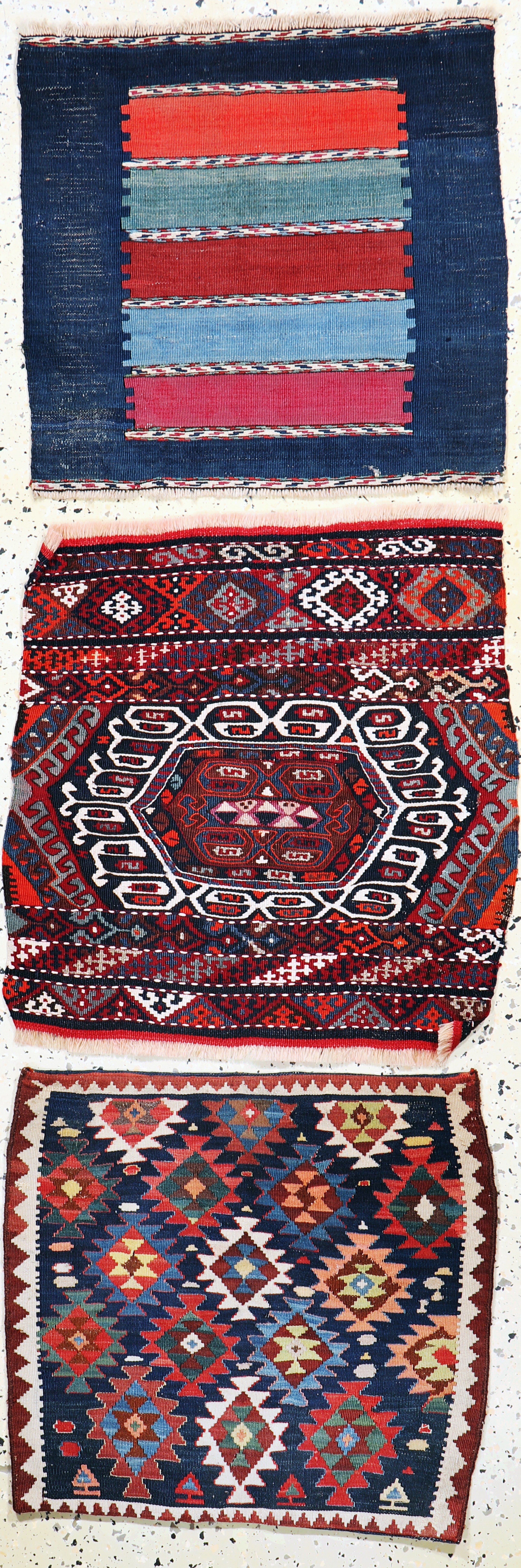 Image 27093928 - 3 Lots Kelim-Taschenfront, Persien & Turkei, um 1900, Wolle auf Wolle, ca. 55 x 55 cm, ...