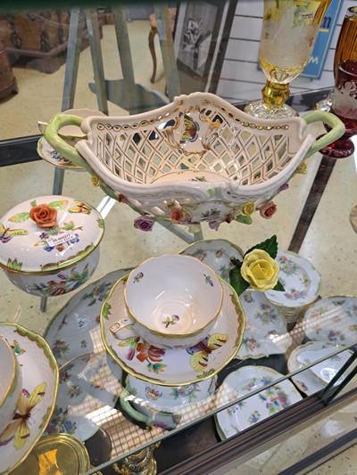 27093900c - Kaffeeservice und Zubehör, Herend, Viktoria, 20. Jh., Kaffeekanne, Zuckerdose und ...