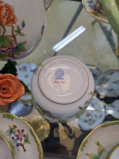 27093900e - Kaffeeservice und Zubehör, Herend, Viktoria, 20. Jh., Kaffeekanne, Zuckerdose und ...