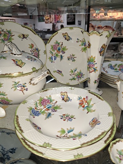 27093901b - Speiseservice, Herend, Viktoria, 6 Speiseteller, 6 Suppenteller, Sauciere, ...
