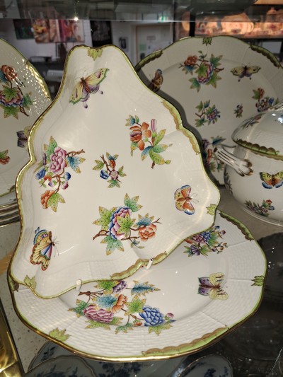27093901e - Speiseservice, Herend, Viktoria, 6 Speiseteller, 6 Suppenteller, Sauciere, ...