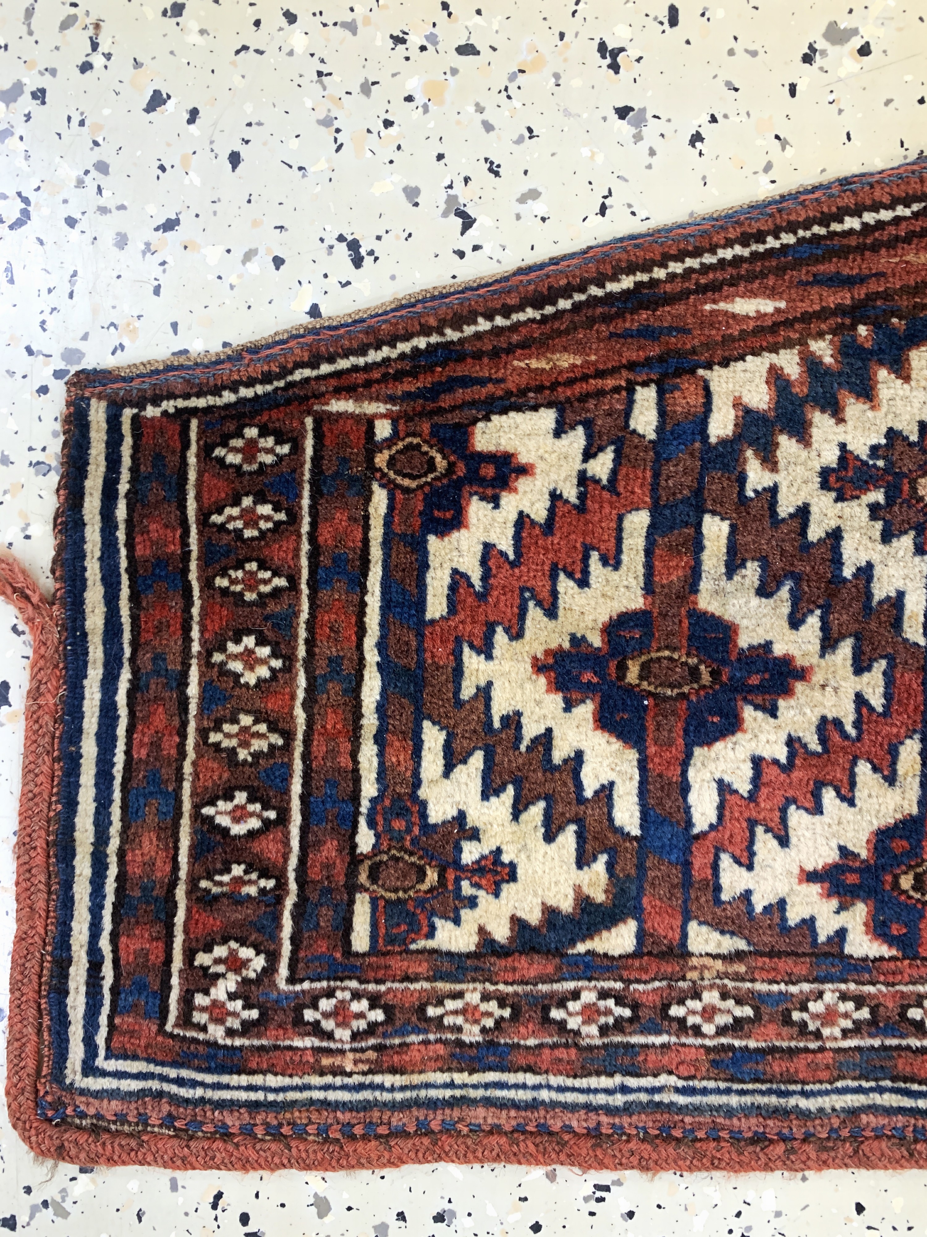 Detail b: Asmalyk antik, Turkmenistan, um 1900, Wolleauf Wolle, ca. 65 x 37 cm, EHZ: 2-3
