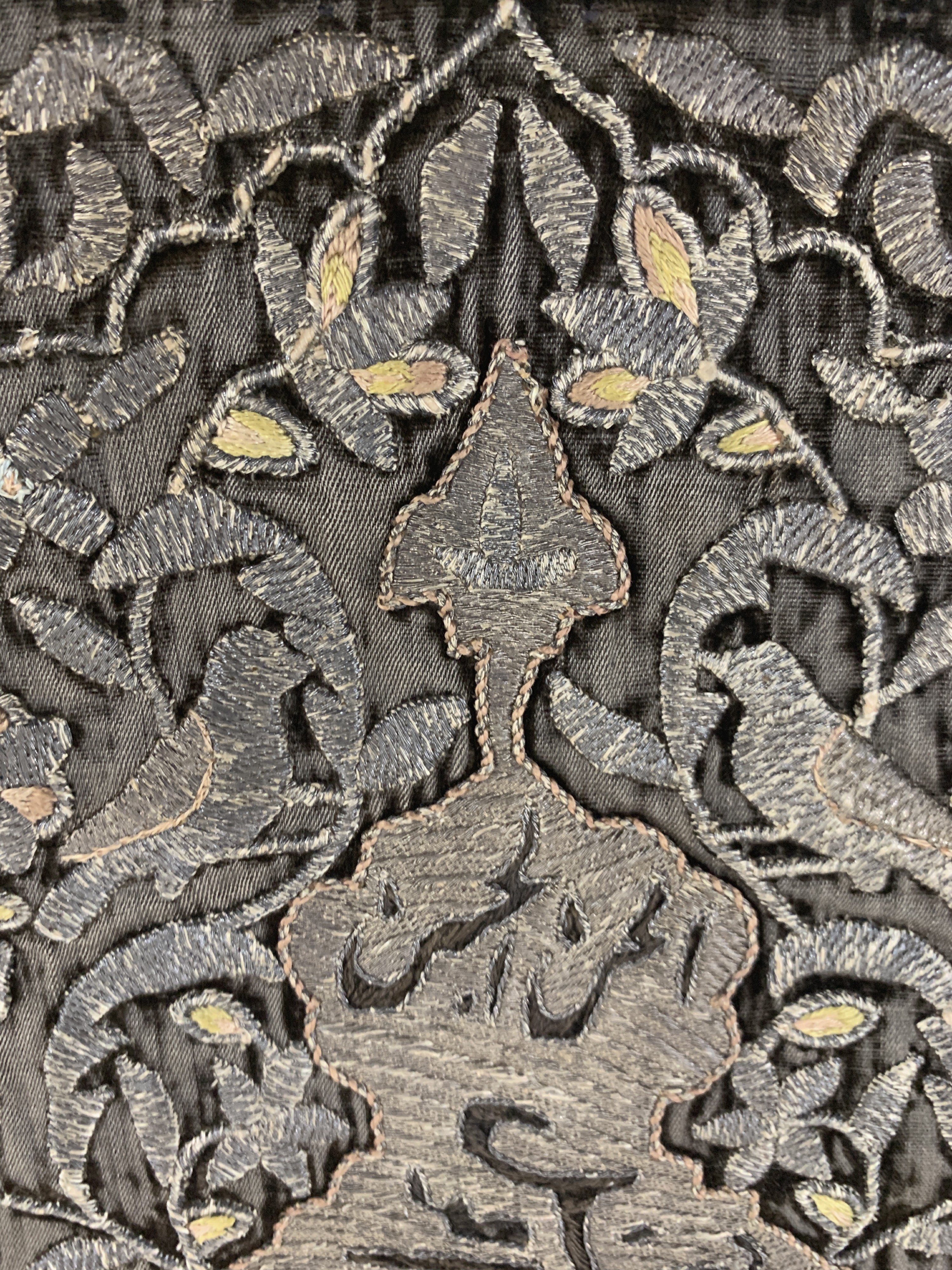 Detail b: Osmanische Stickerei antik, Türkei, 19.Jhd,Metallstickerei auf Samt, ca. 35 x 21 cm, EHZ:2