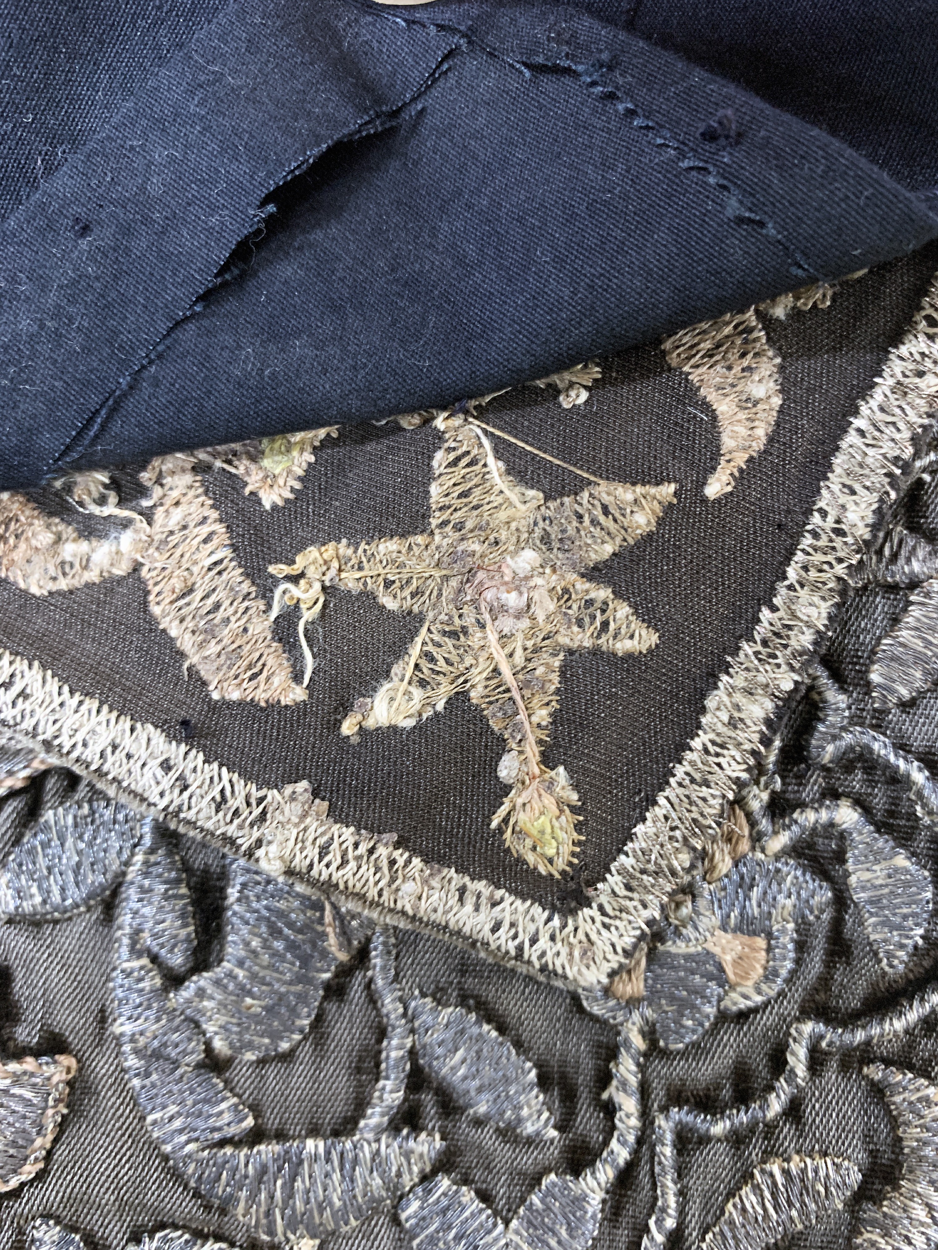 Detail c: Osmanische Stickerei antik, Türkei, 19.Jhd,Metallstickerei auf Samt, ca. 35 x 21 cm, EHZ:2