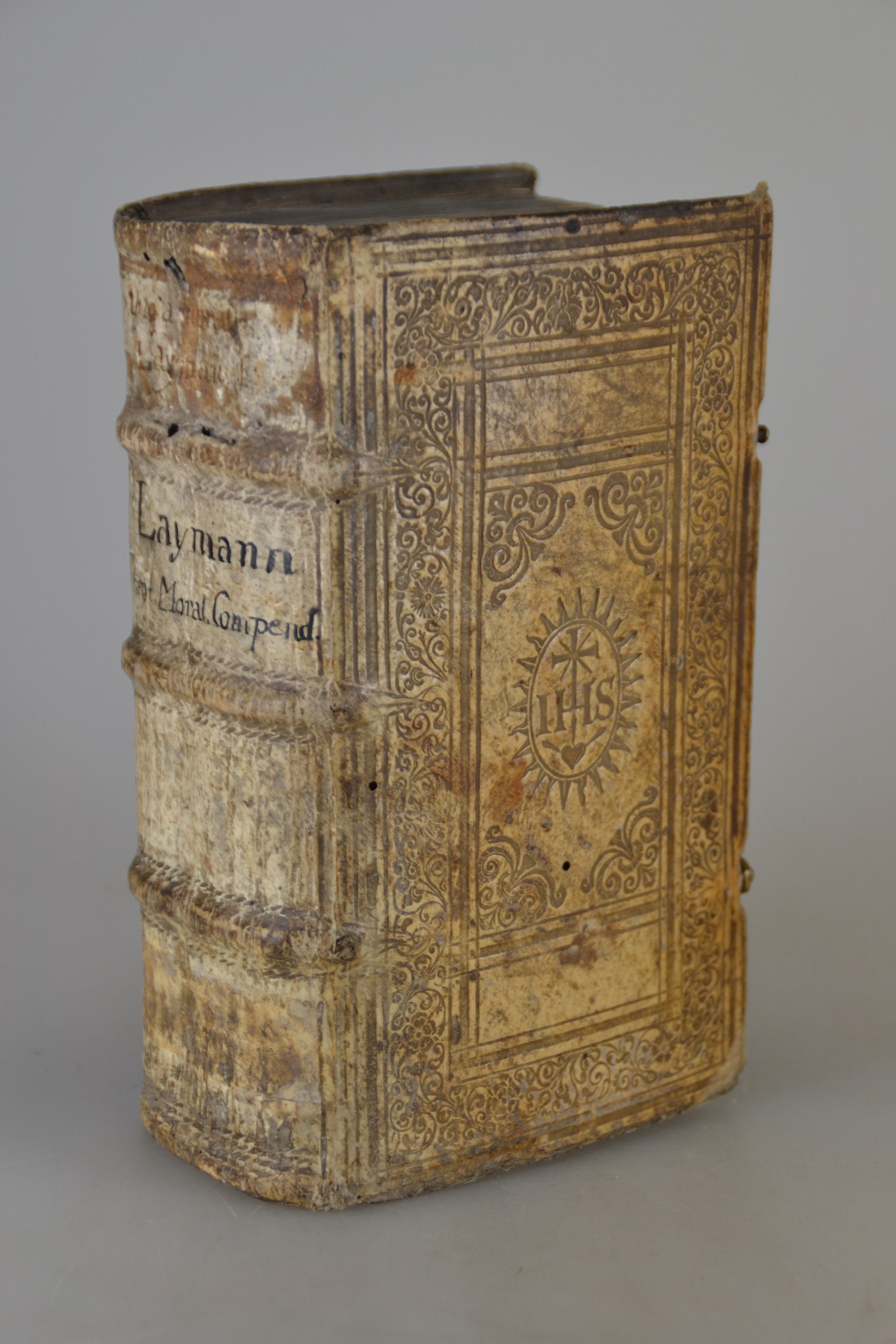 Detail a: Paul Laymann (1575-1635): Theologiae Moralis Compendium, Mainz, Johann Gottfried Schönwetter 1637, kl.8°, 1344 S., geprägter Ledereinband, ...