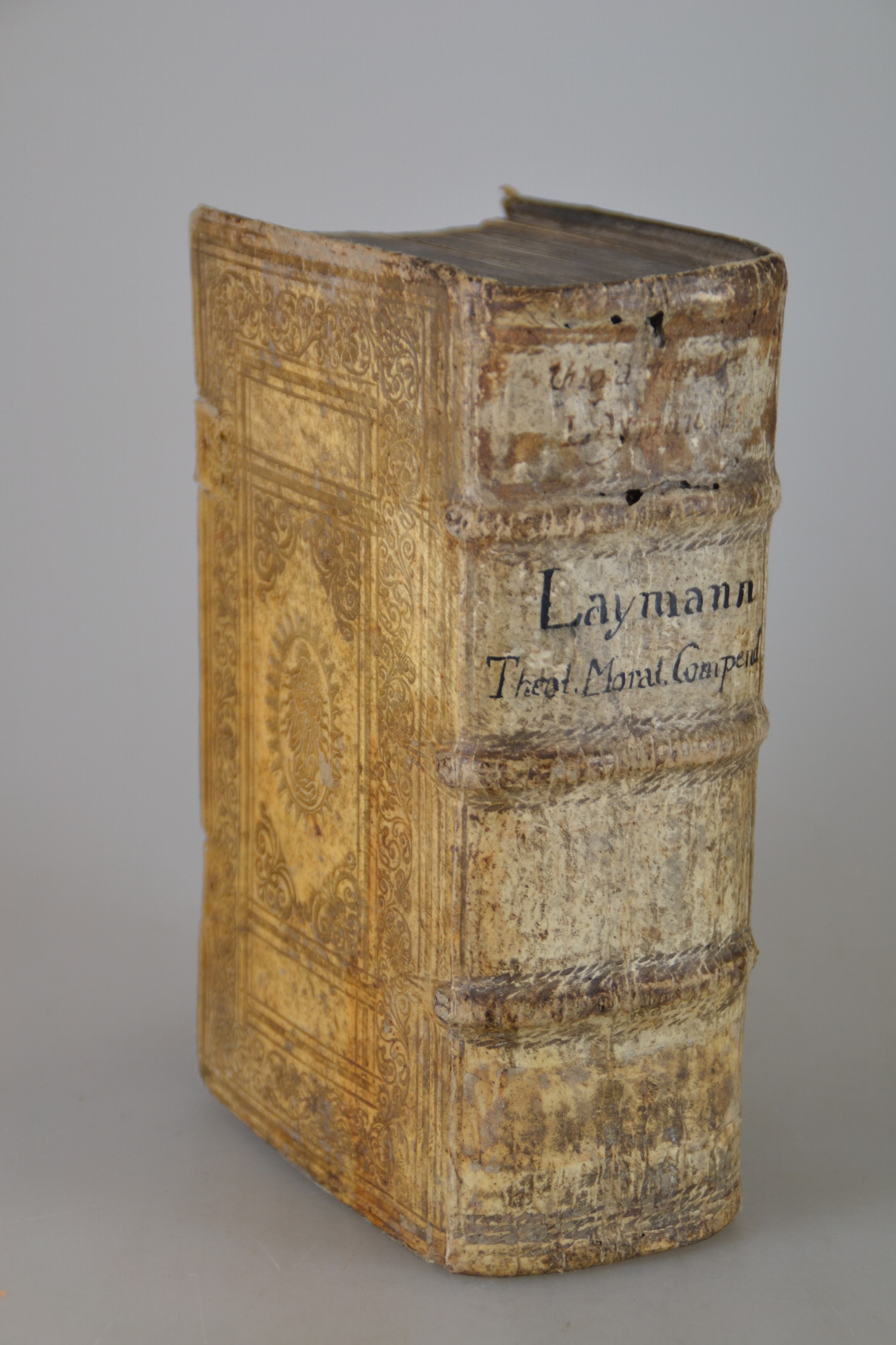 Detail b: Paul Laymann (1575-1635): Theologiae Moralis Compendium, Mainz, Johann Gottfried Schönwetter 1637, kl.8°, 1344 S., geprägter Ledereinband, ...