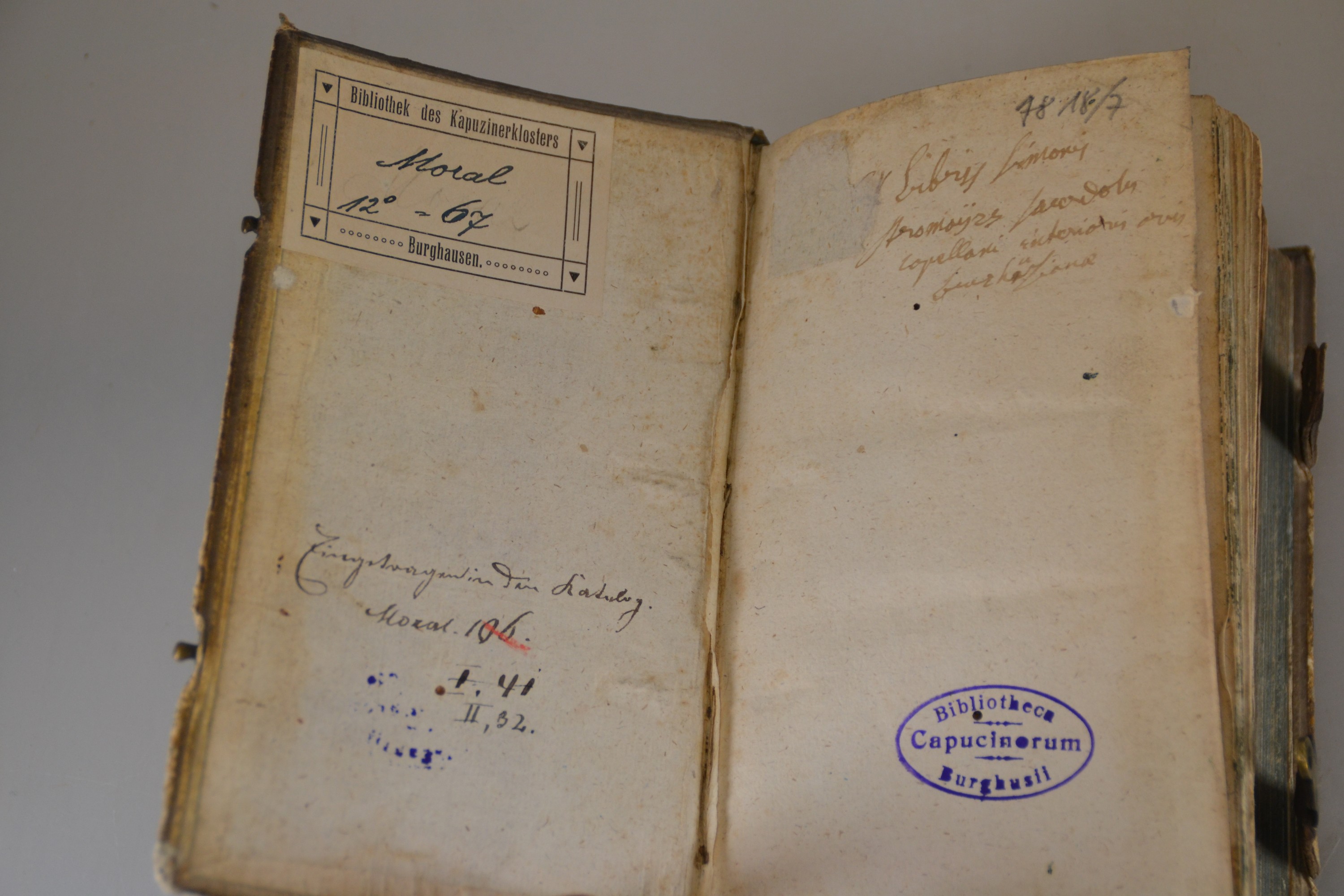 Detail c: Paul Laymann (1575-1635): Theologiae Moralis Compendium, Mainz, Johann Gottfried Schönwetter 1637, kl.8°, 1344 S., geprägter Ledereinband, ...