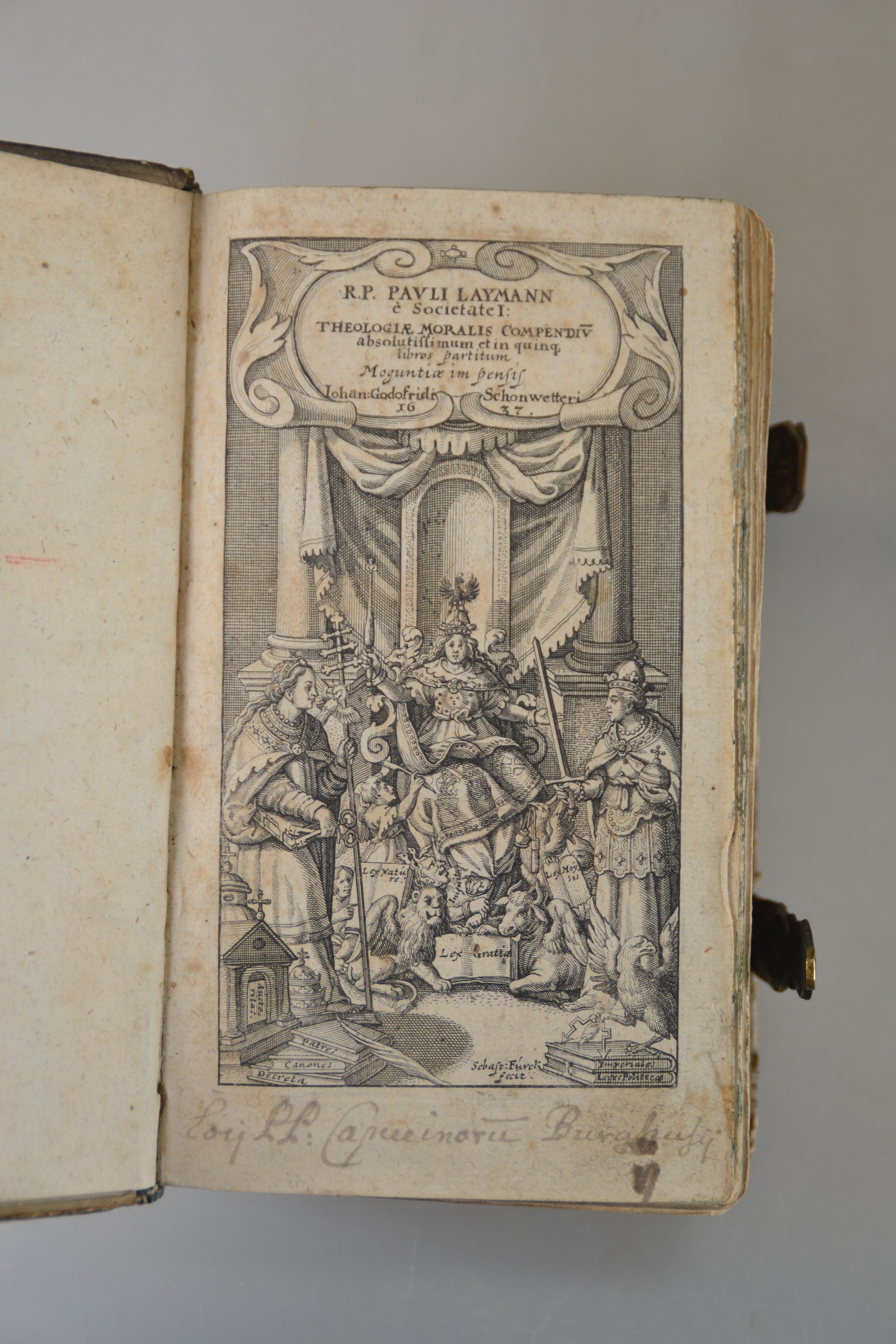 Detail d: Paul Laymann (1575-1635): Theologiae Moralis Compendium, Mainz, Johann Gottfried Schönwetter 1637, kl.8°, 1344 S., geprägter Ledereinband, ...