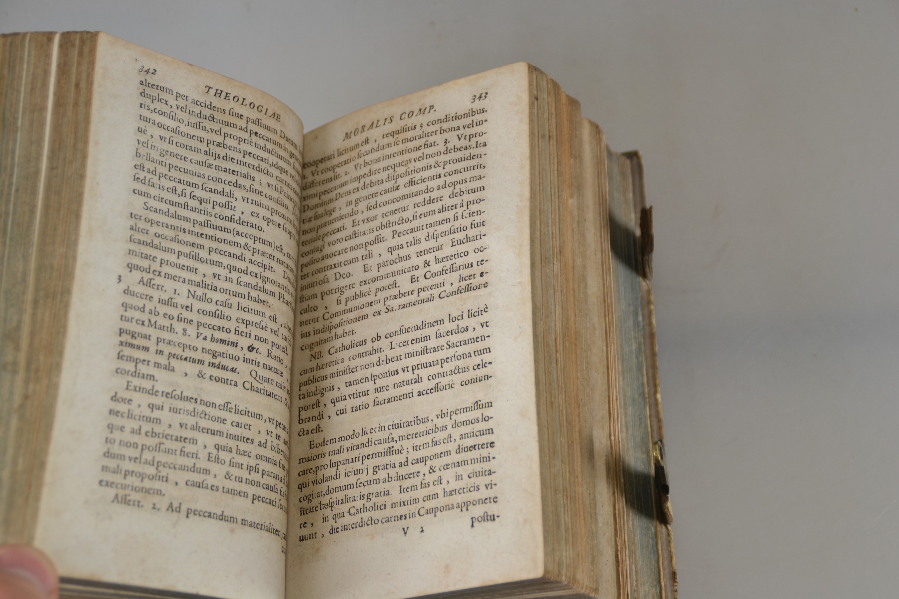 Detail e: Paul Laymann (1575-1635): Theologiae Moralis Compendium, Mainz, Johann Gottfried Schönwetter 1637, kl.8°, 1344 S., geprägter Ledereinband, ...