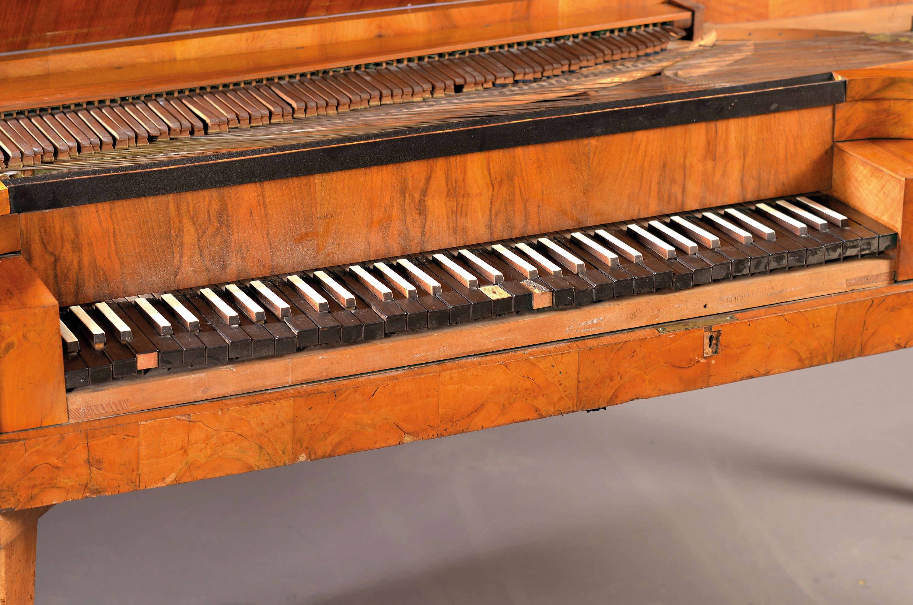 Detail a: Süddeutsches Tafelklavier, wohl Christian Gaiser, Rastatt, um 1818, Nussbaum furnierter Korpus, 4 quadratische sich verjüngende Füße, 3 ...