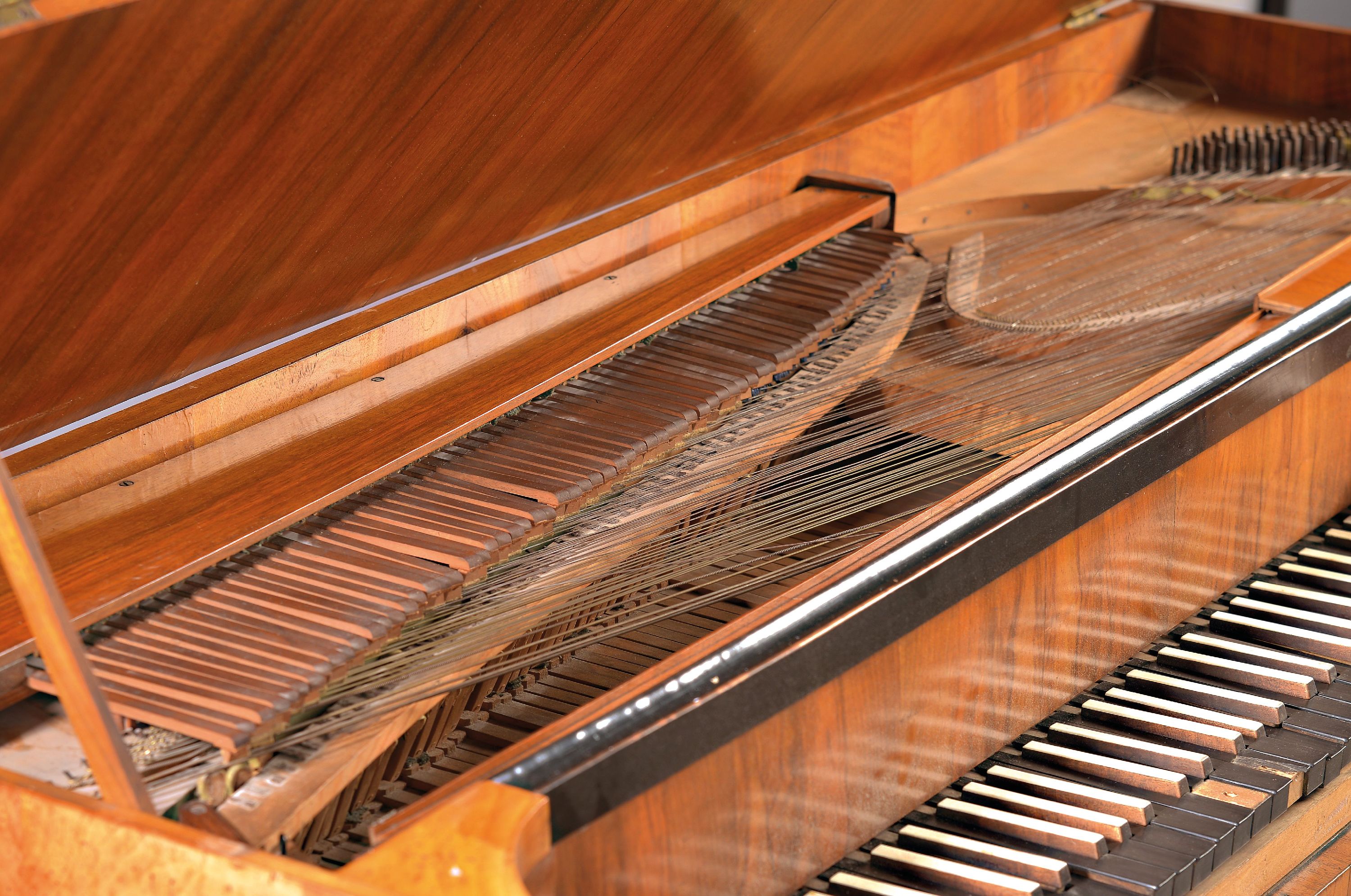 Detail b: Süddeutsches Tafelklavier, wohl Christian Gaiser, Rastatt, um 1818, Nussbaum furnierter Korpus, 4 quadratische sich verjüngende Füße, 3 ...