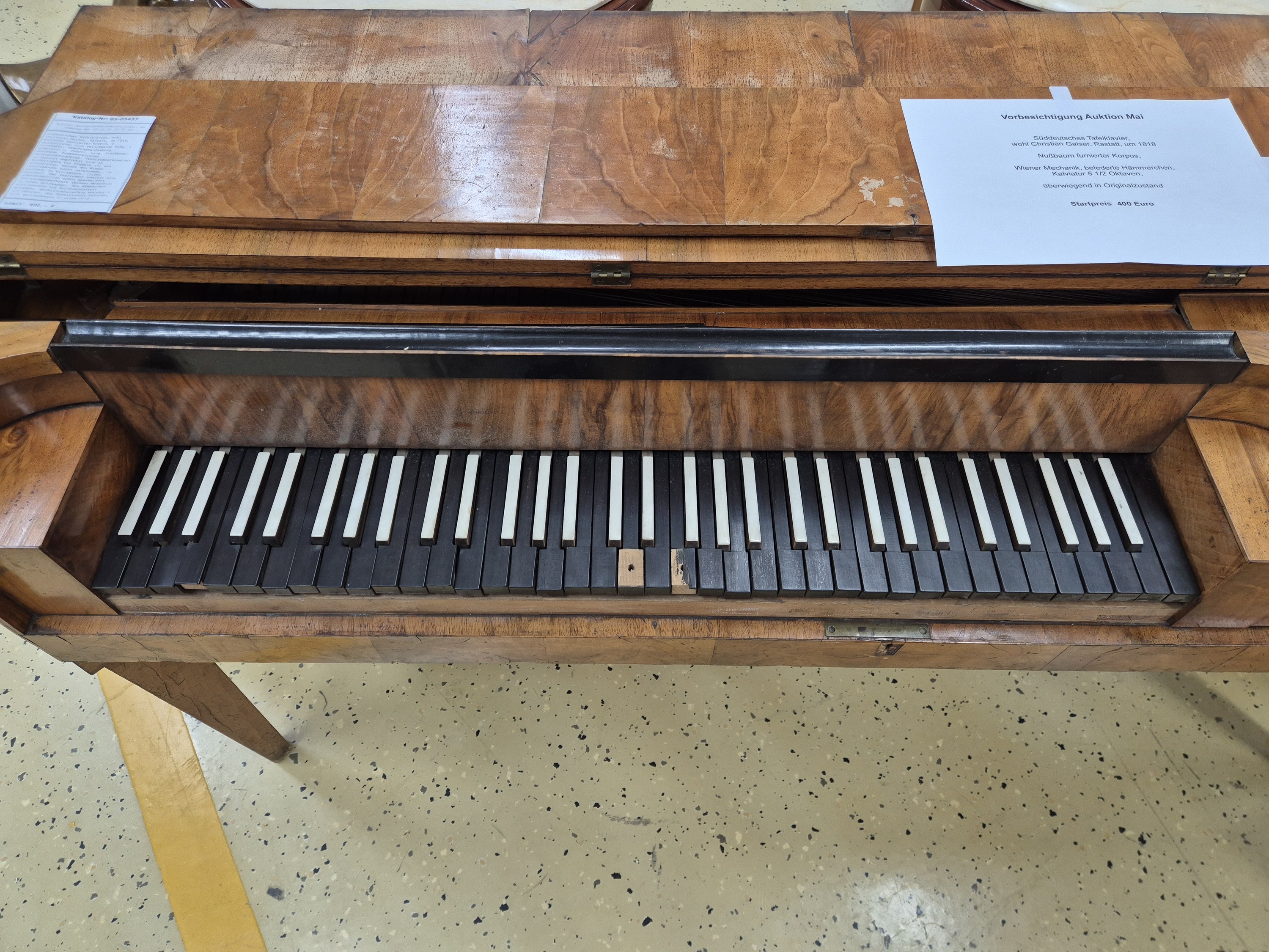 Detail d: Süddeutsches Tafelklavier, wohl Christian Gaiser, Rastatt, um 1818, Nussbaum furnierter Korpus, 4 quadratische sich verjüngende Füße, 3 ...