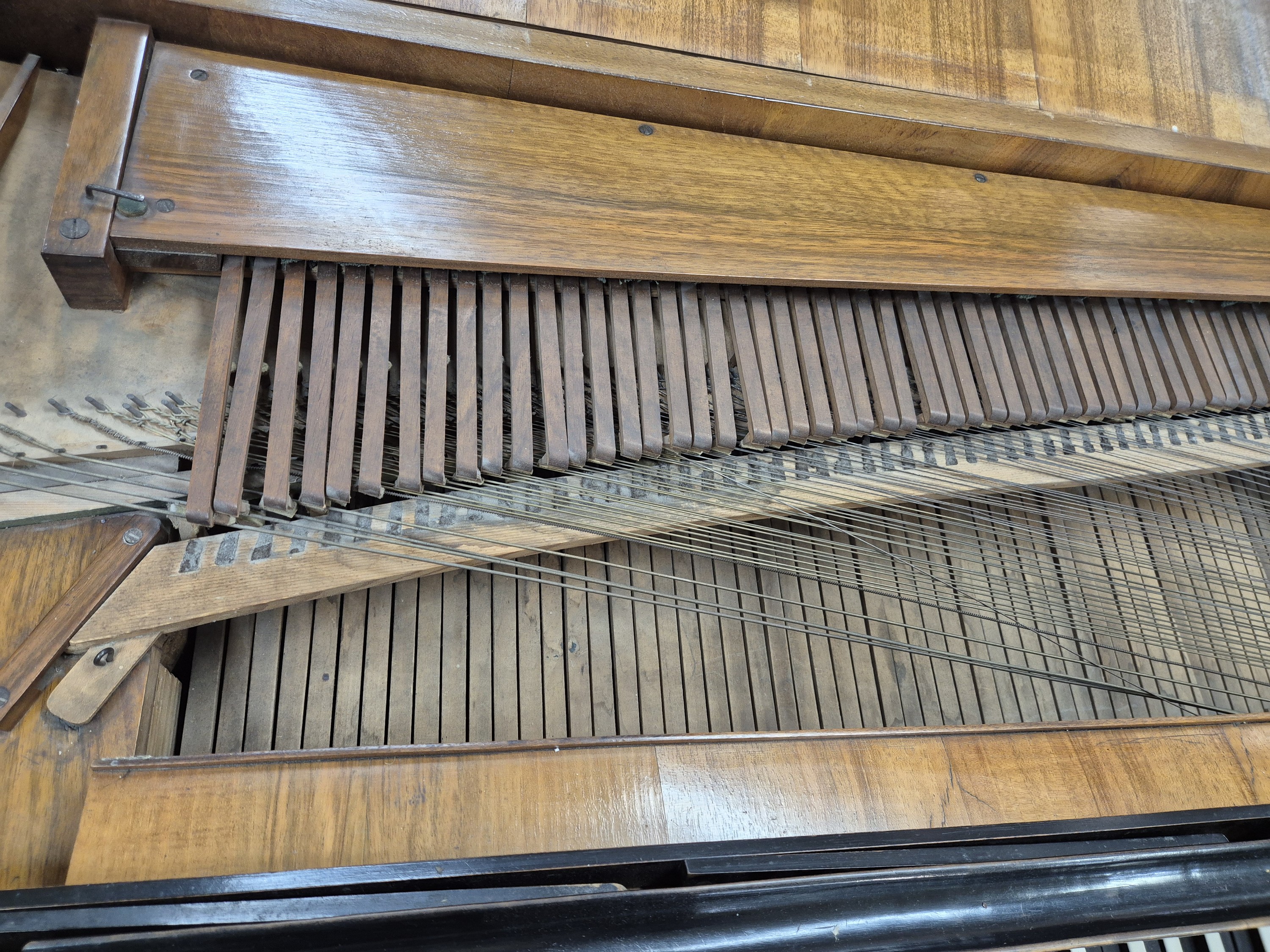 Detail g: Süddeutsches Tafelklavier, wohl Christian Gaiser, Rastatt, um 1818, Nussbaum furnierter Korpus, 4 quadratische sich verjüngende Füße, 3 ...