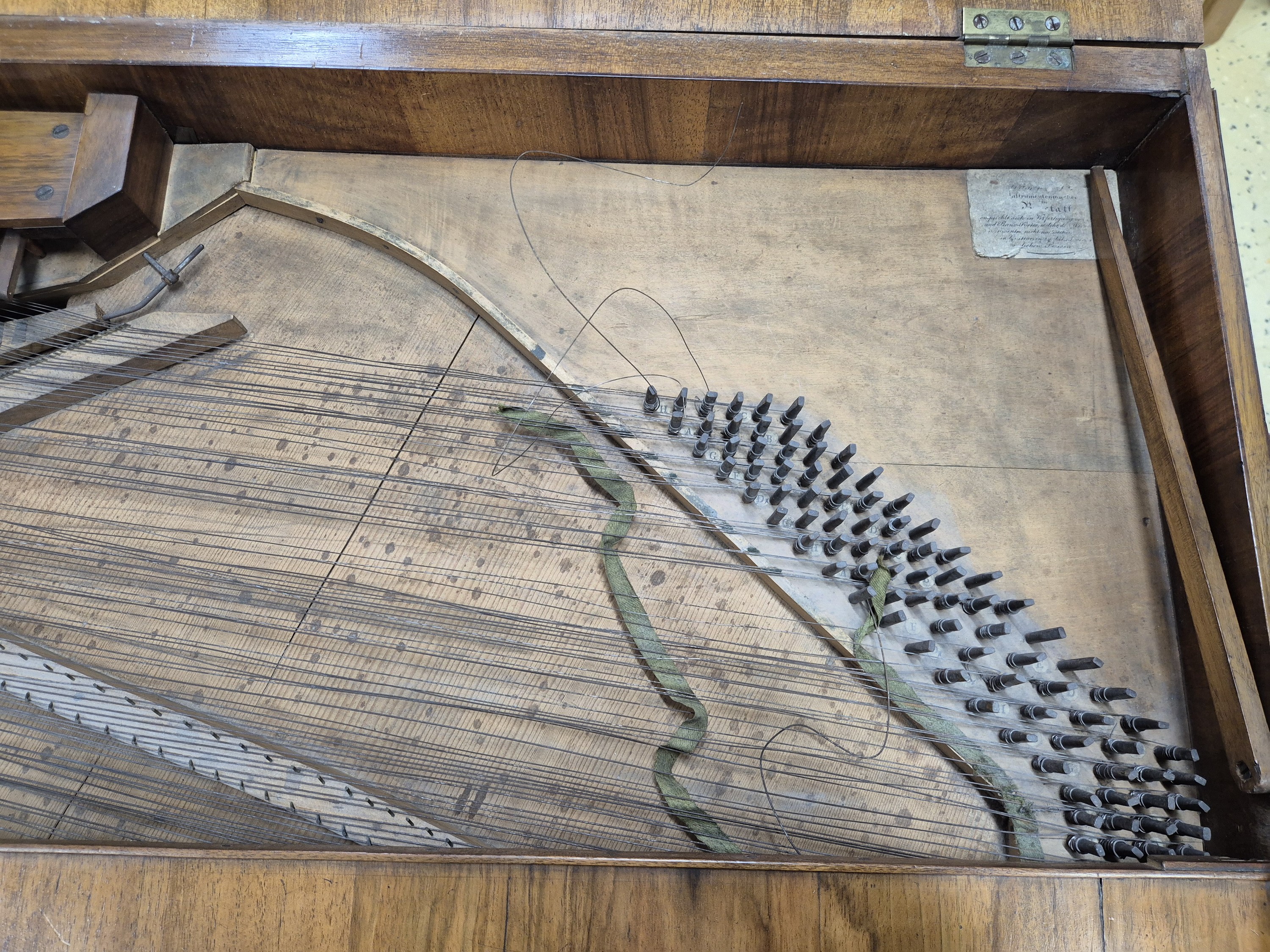 Detail h: Süddeutsches Tafelklavier, wohl Christian Gaiser, Rastatt, um 1818, Nussbaum furnierter Korpus, 4 quadratische sich verjüngende Füße, 3 ...