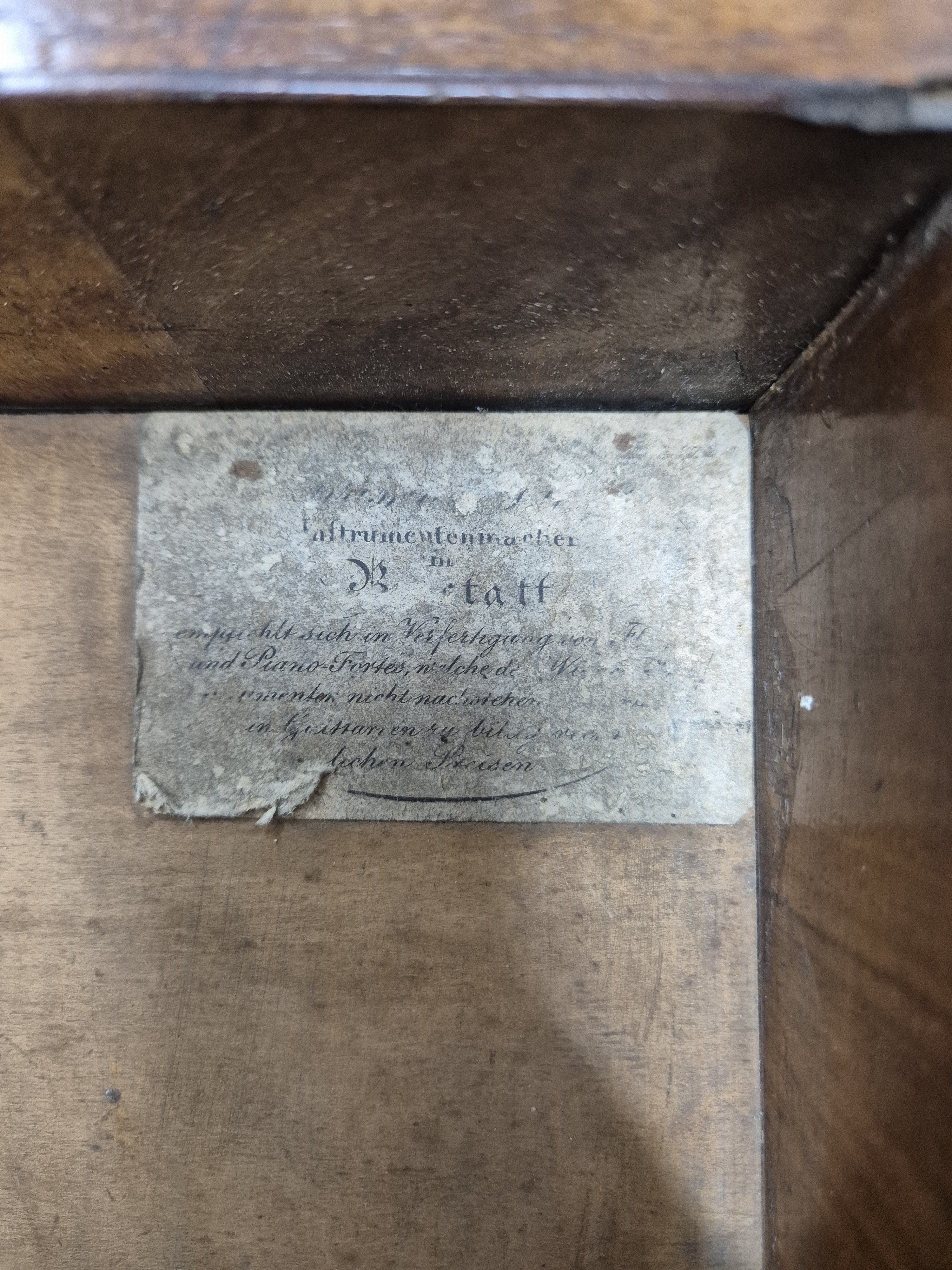 Detail j: Süddeutsches Tafelklavier, wohl Christian Gaiser, Rastatt, um 1818, Nussbaum furnierter Korpus, 4 quadratische sich verjüngende Füße, 3 ...