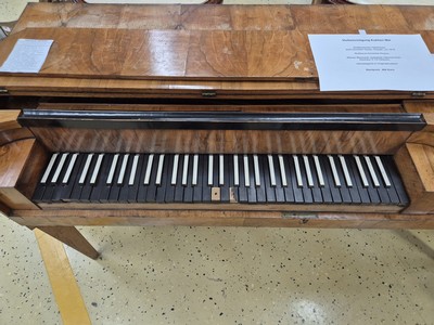 27095427d - Süddeutsches Tafelklavier, wohl Christian Gaiser, Rastatt, um 1818, Nussbaum furnierter ...