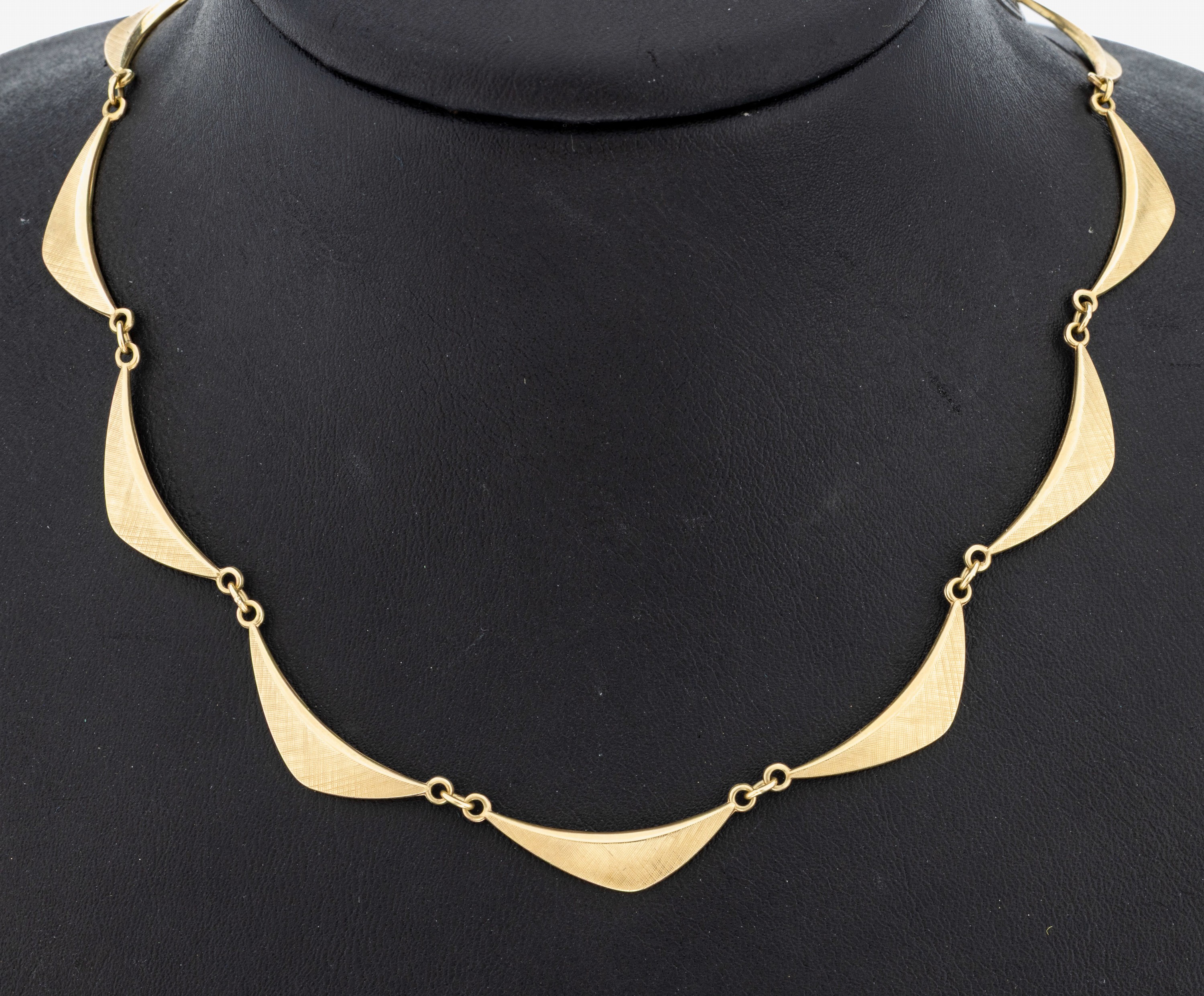 Image 27095665 - 14 kt Gold Collier, GG 585/000, geschwungene Glieder, Oberfläche sat., L. variabel ca. ...