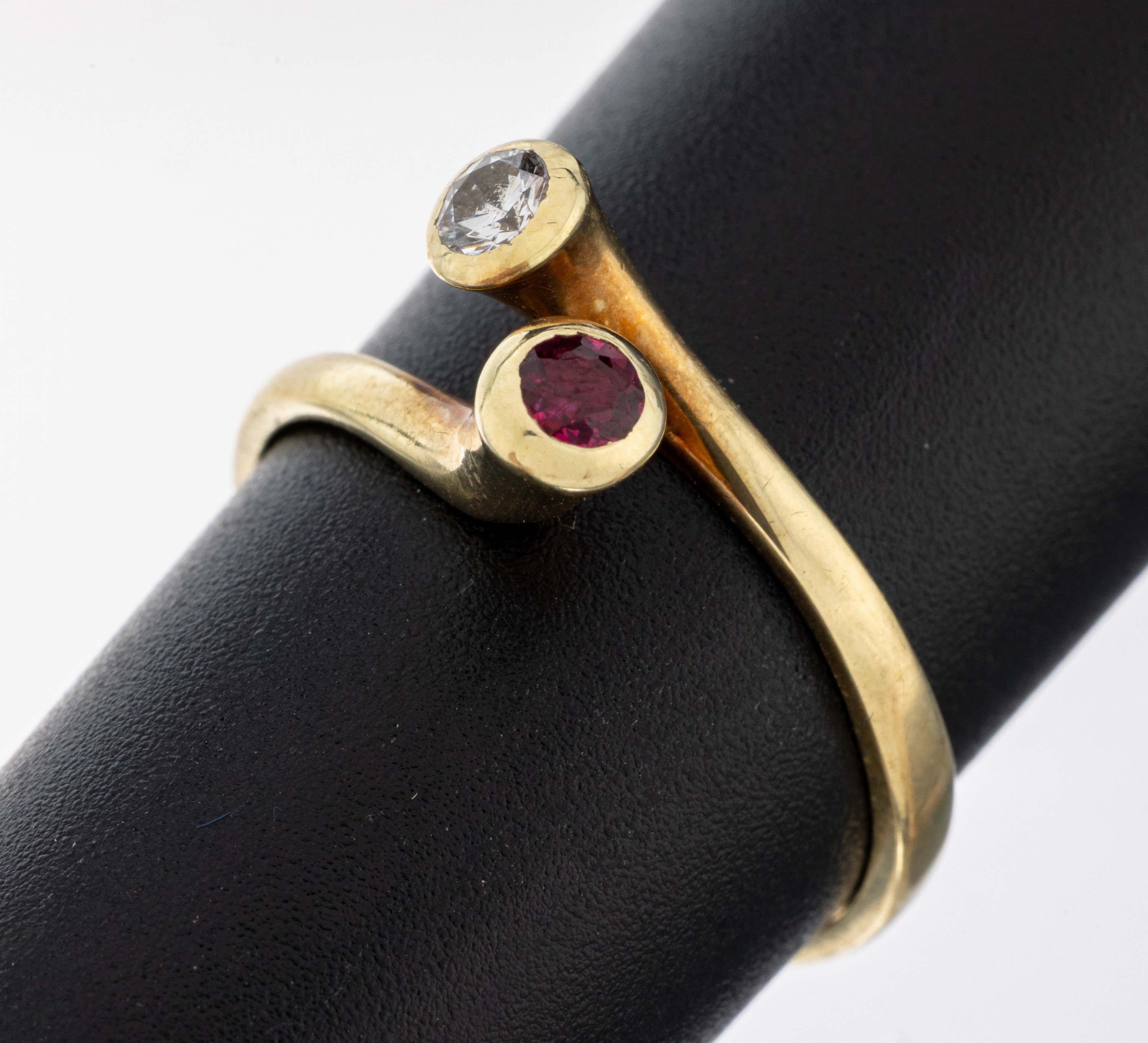 Image 27095679 - 14 kt Gold Rubin-Brillant-Ring, GG 585/000,verschlungene Schiene, 1 rundfacett. Rubin ...