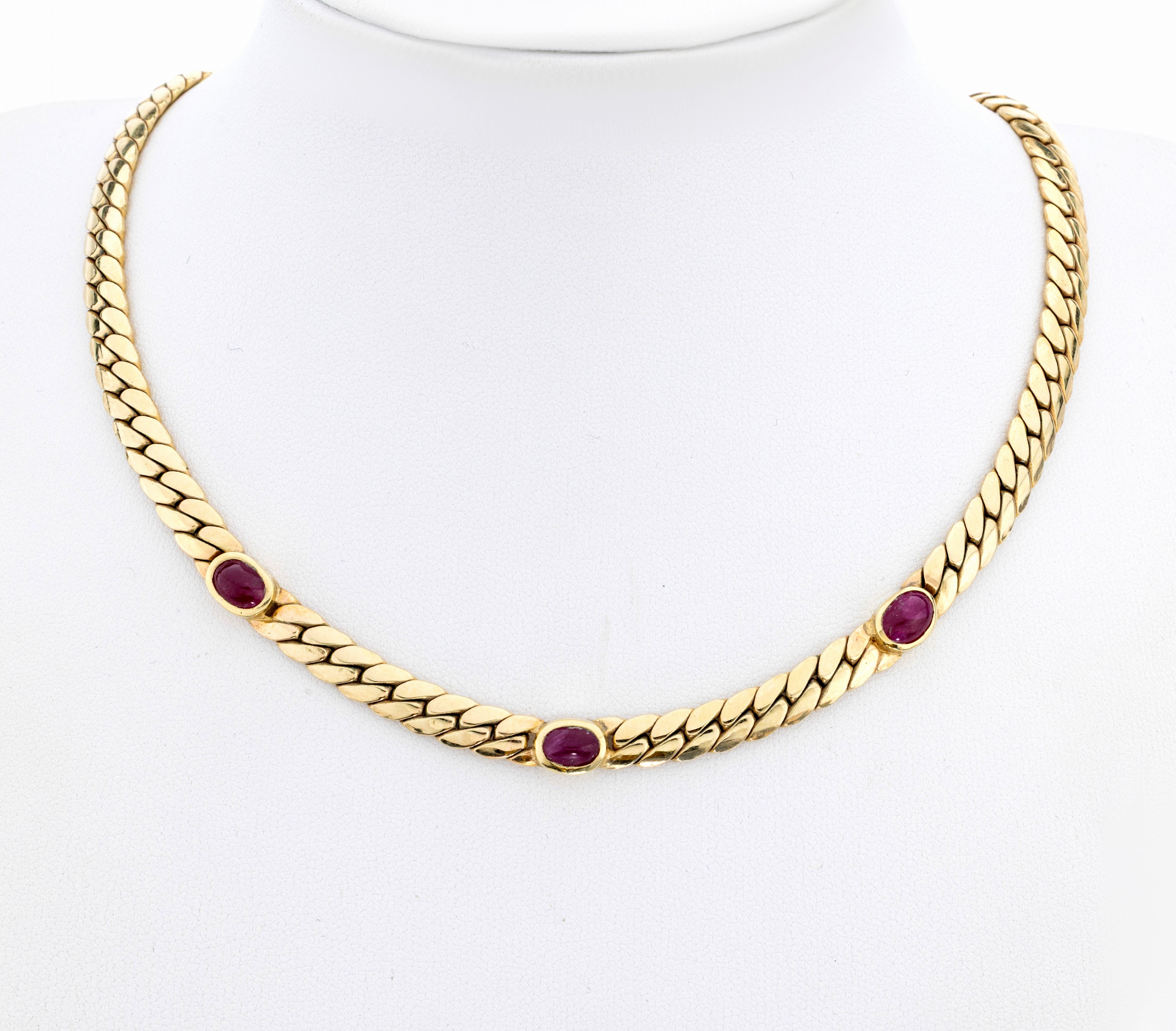 Image 27095681 - 14 kt Gold Rubin-Collier, GG 585/000, 3 ovale Rubincabochons zus. ca. 3.00 ct, L. ca. ...