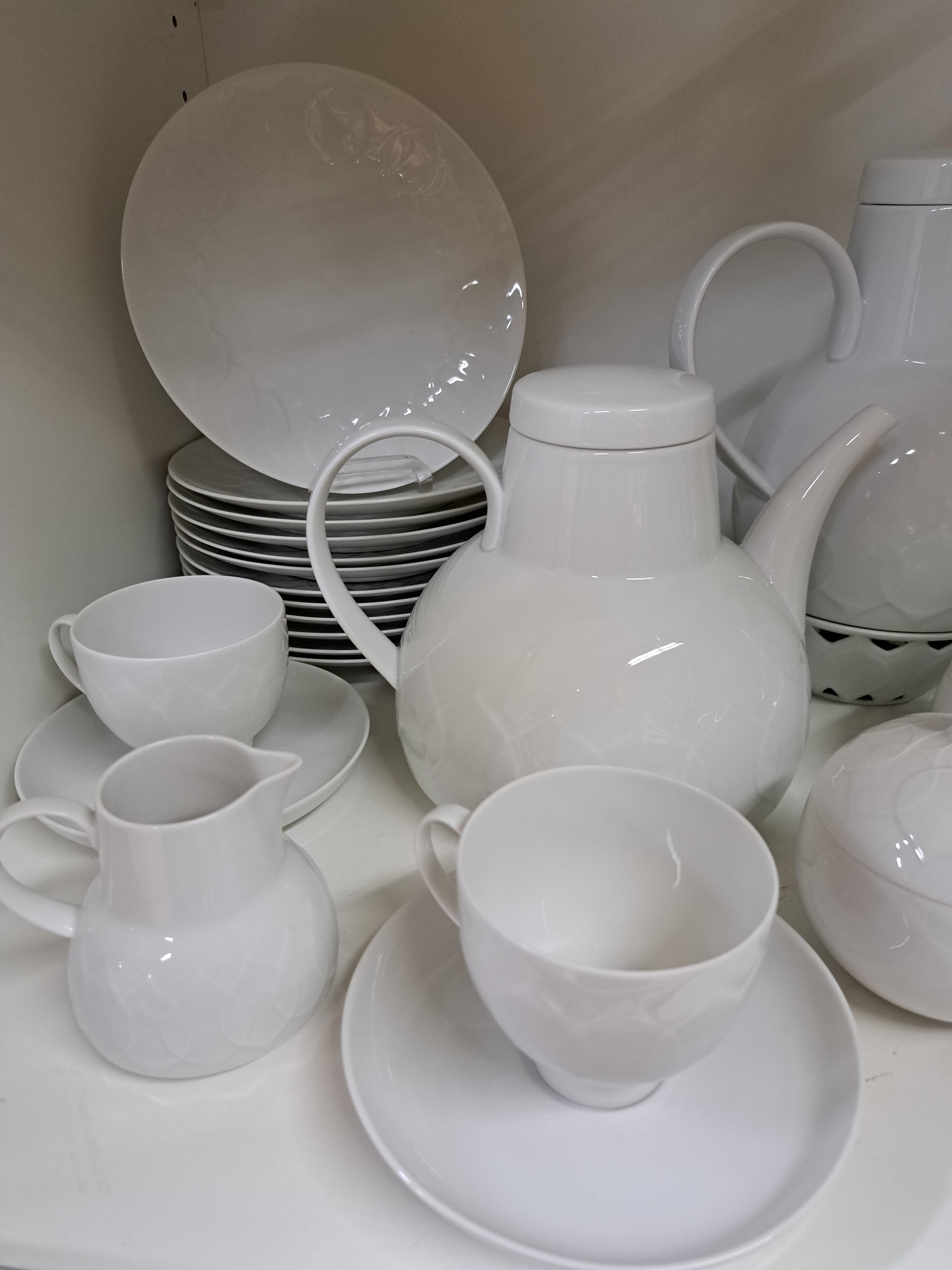 Detail a: Kaffeeservice für 12 Personen, Rosenthal, Modell Lotus weiß, 2 Kaffeekannen, Teekanne, Stövchen, 2 Zuckerdosen, 2 Milchkännchen, 12 Tassen mit ...
