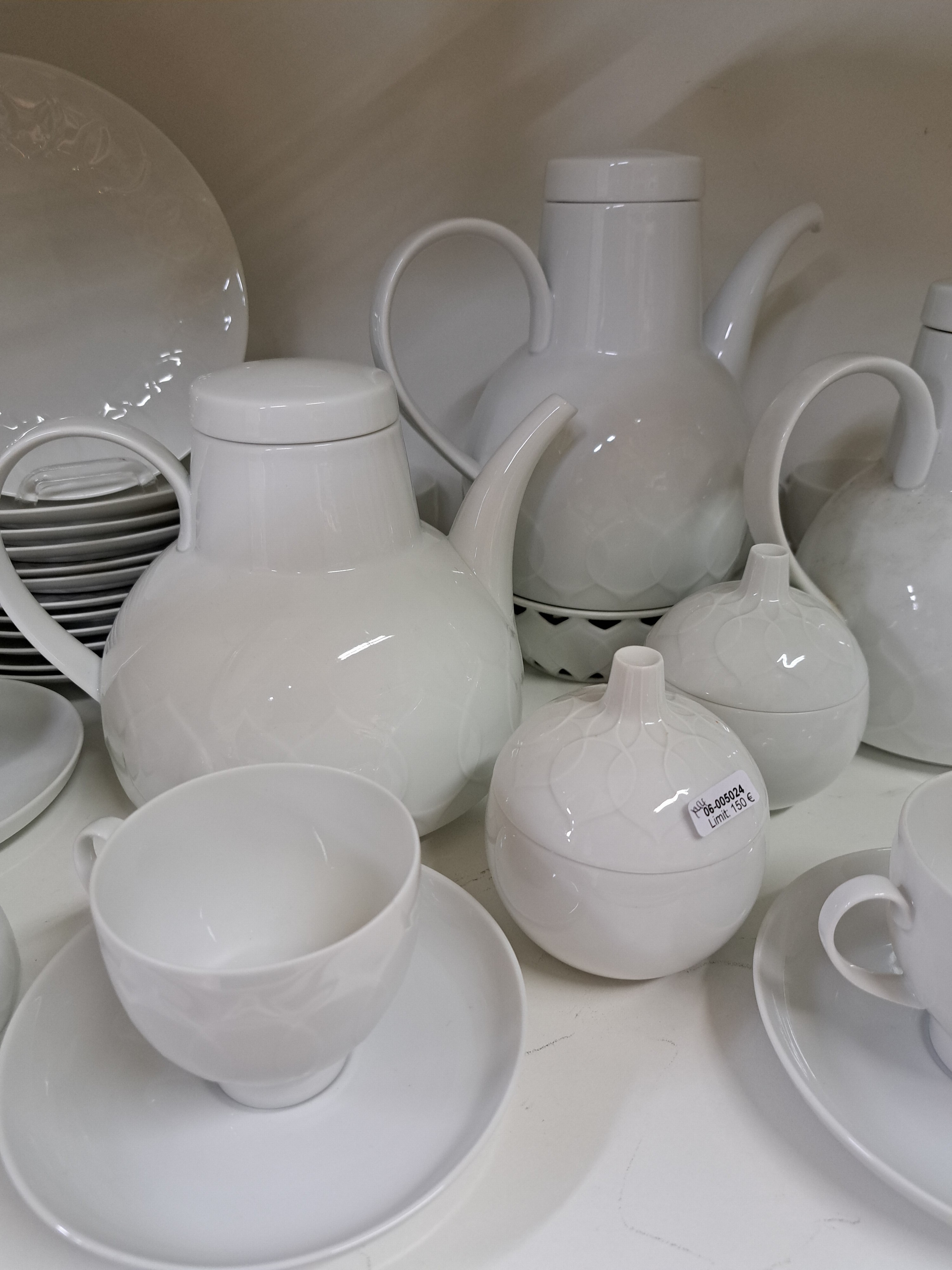 Detail b: Kaffeeservice für 12 Personen, Rosenthal, Modell Lotus weiß, 2 Kaffeekannen, Teekanne, Stövchen, 2 Zuckerdosen, 2 Milchkännchen, 12 Tassen mit ...