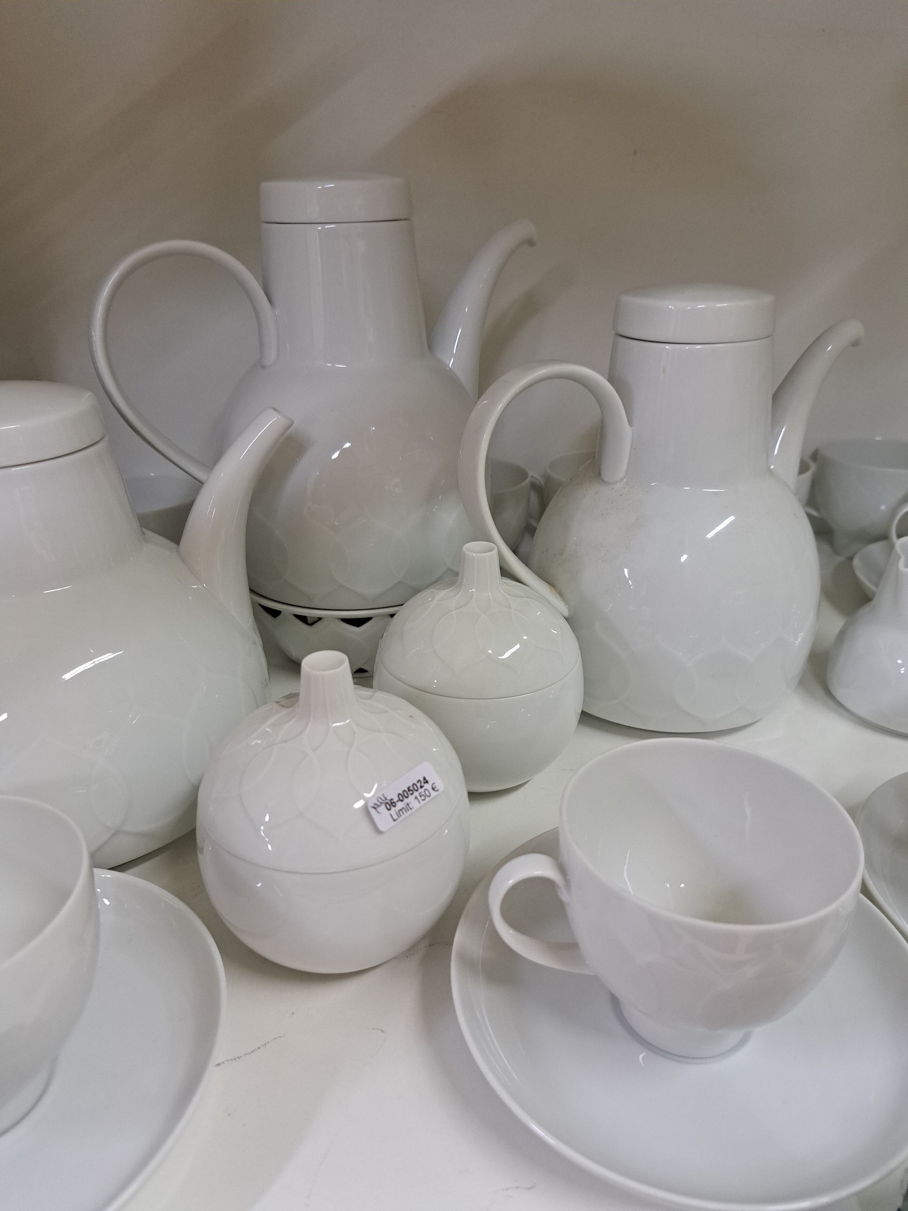 Detail c: Kaffeeservice für 12 Personen, Rosenthal, Modell Lotus weiß, 2 Kaffeekannen, Teekanne, Stövchen, 2 Zuckerdosen, 2 Milchkännchen, 12 Tassen mit ...