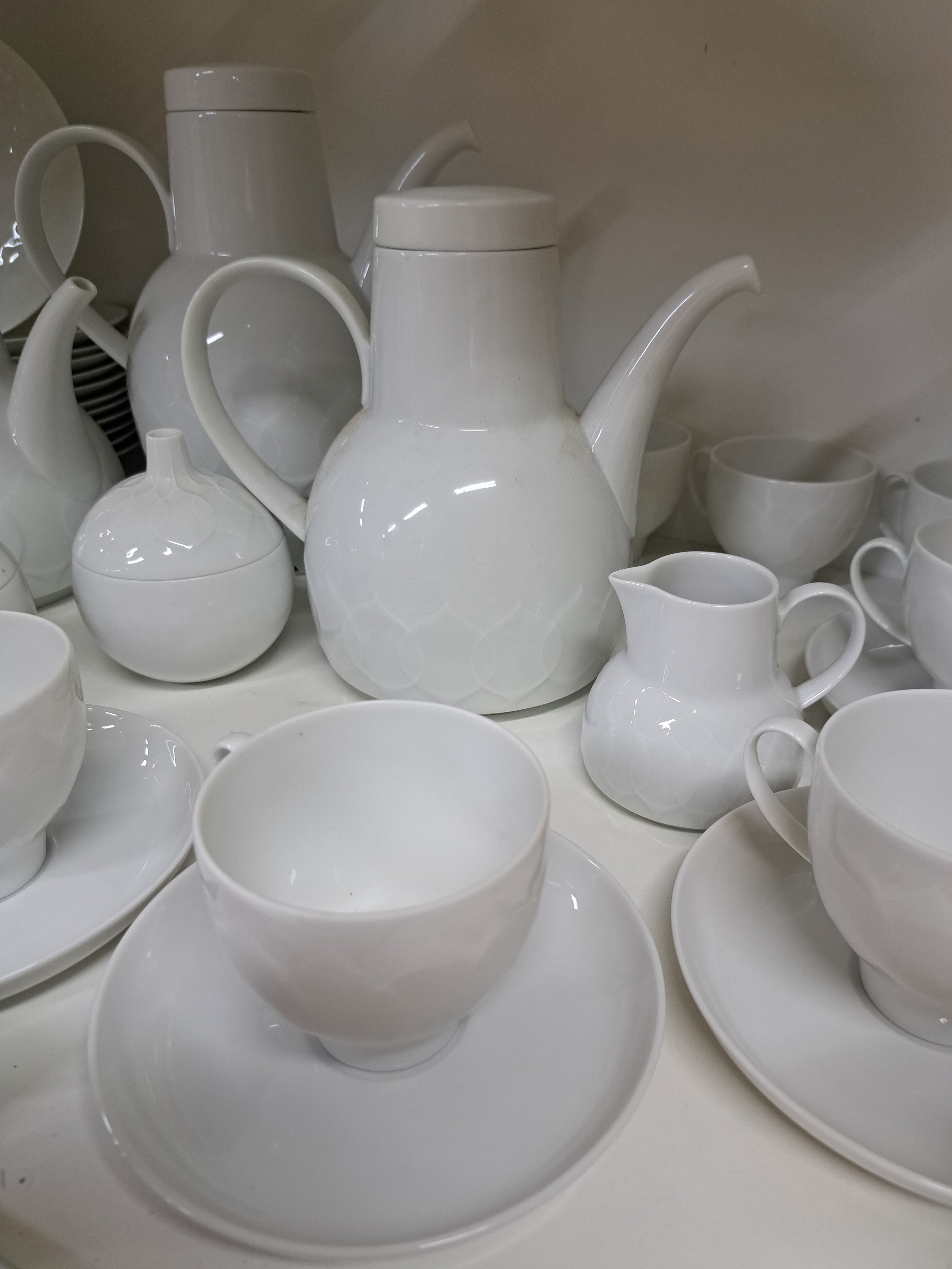 Detail d: Kaffeeservice für 12 Personen, Rosenthal, Modell Lotus weiß, 2 Kaffeekannen, Teekanne, Stövchen, 2 Zuckerdosen, 2 Milchkännchen, 12 Tassen mit ...
