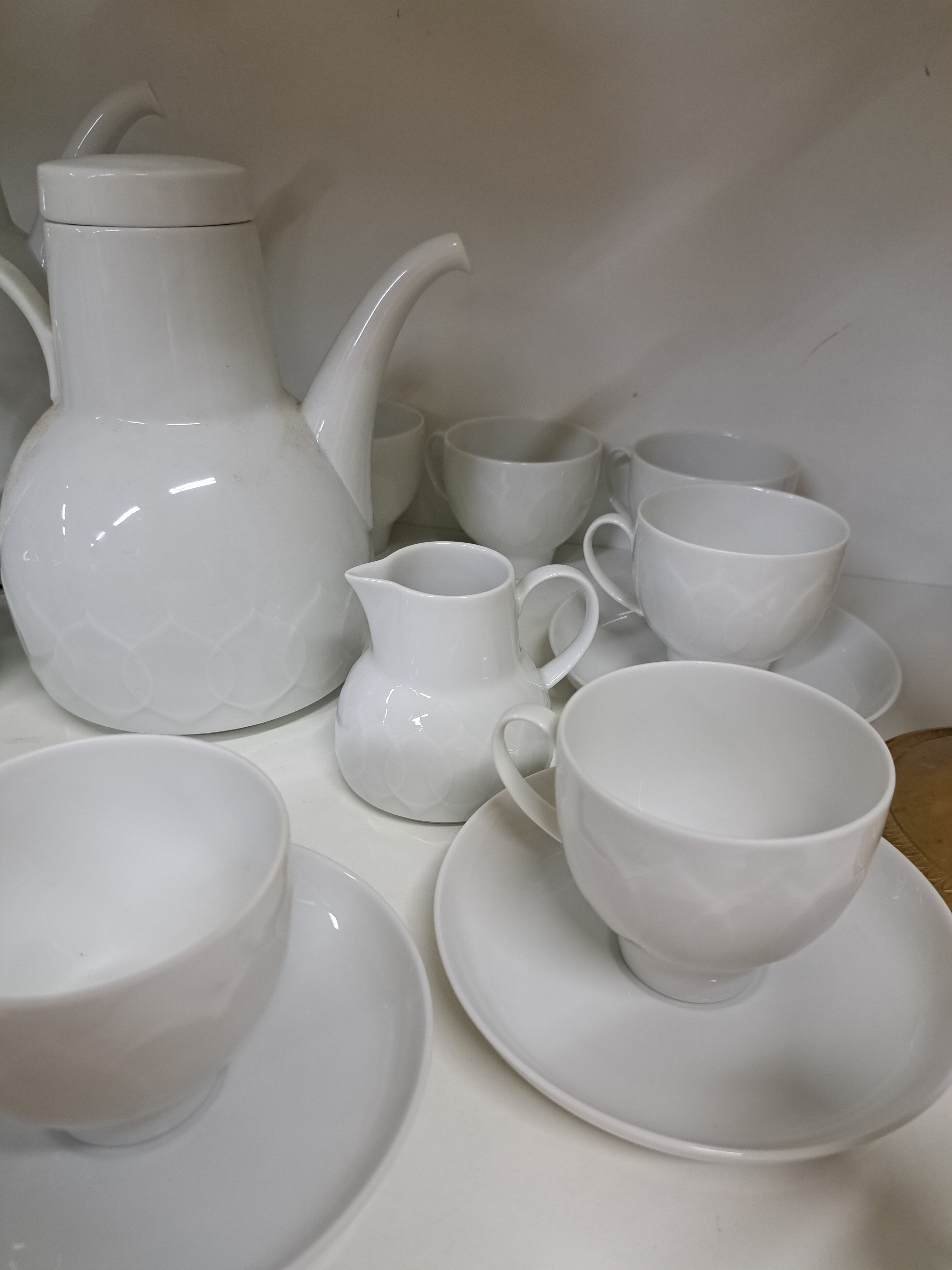 Detail e: Kaffeeservice für 12 Personen, Rosenthal, Modell Lotus weiß, 2 Kaffeekannen, Teekanne, Stövchen, 2 Zuckerdosen, 2 Milchkännchen, 12 Tassen mit ...