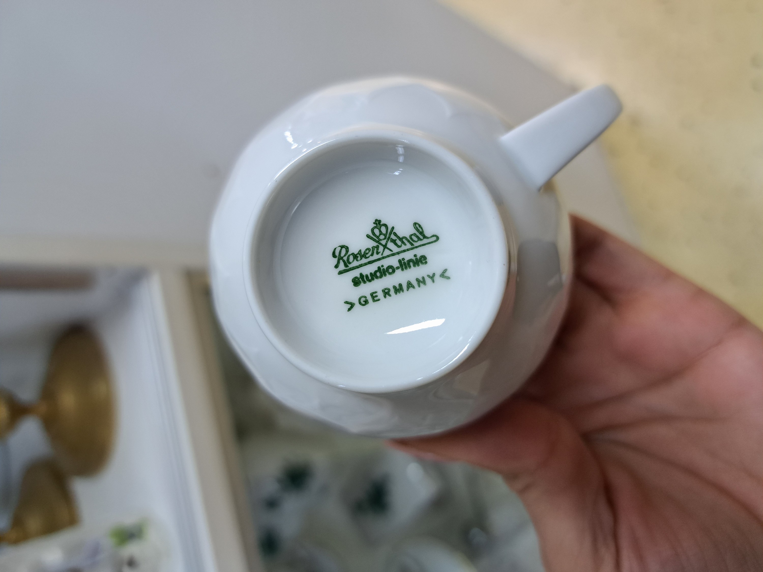 Detail f: Kaffeeservice für 12 Personen, Rosenthal, Modell Lotus weiß, 2 Kaffeekannen, Teekanne, Stövchen, 2 Zuckerdosen, 2 Milchkännchen, 12 Tassen mit ...