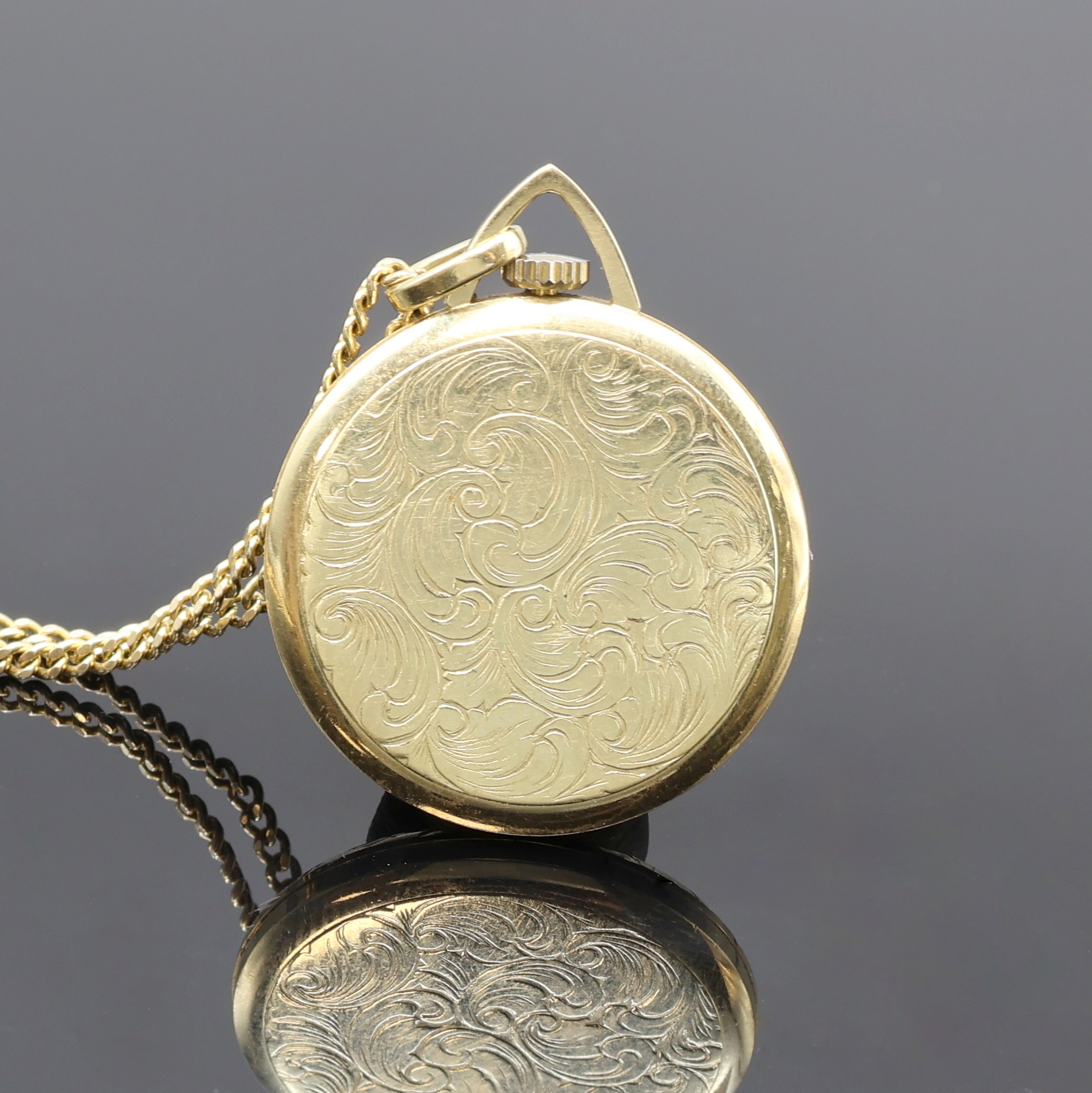Detail a: STOWA kleine, offene Damenanhängeuhr in GG 585/000 an Kette in GG 585/000, Schweiz um 1970, 2-teil. Geh., aufgedr. Glasrand, Boden m. floraler ...
