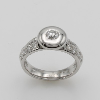 27095967a - Ring mit Brillanten, WG 585/000, Mittelsteinu. Besatzbrill. zus. ca. 1 ct Weiß/p, RW ...