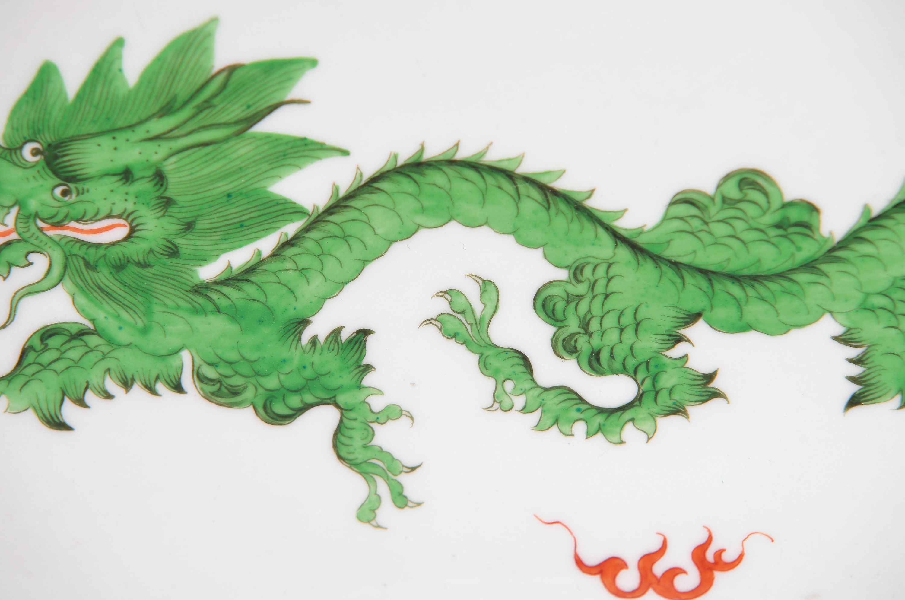 Detail a: Tintenzeug grüner Drache, Meissen, 20.Jh., Porzellan, handbemalt, oktogonales Tablett 41x27 cm, 2 Tintenfässer, Tablett 2.Wahl, Alterssp.
