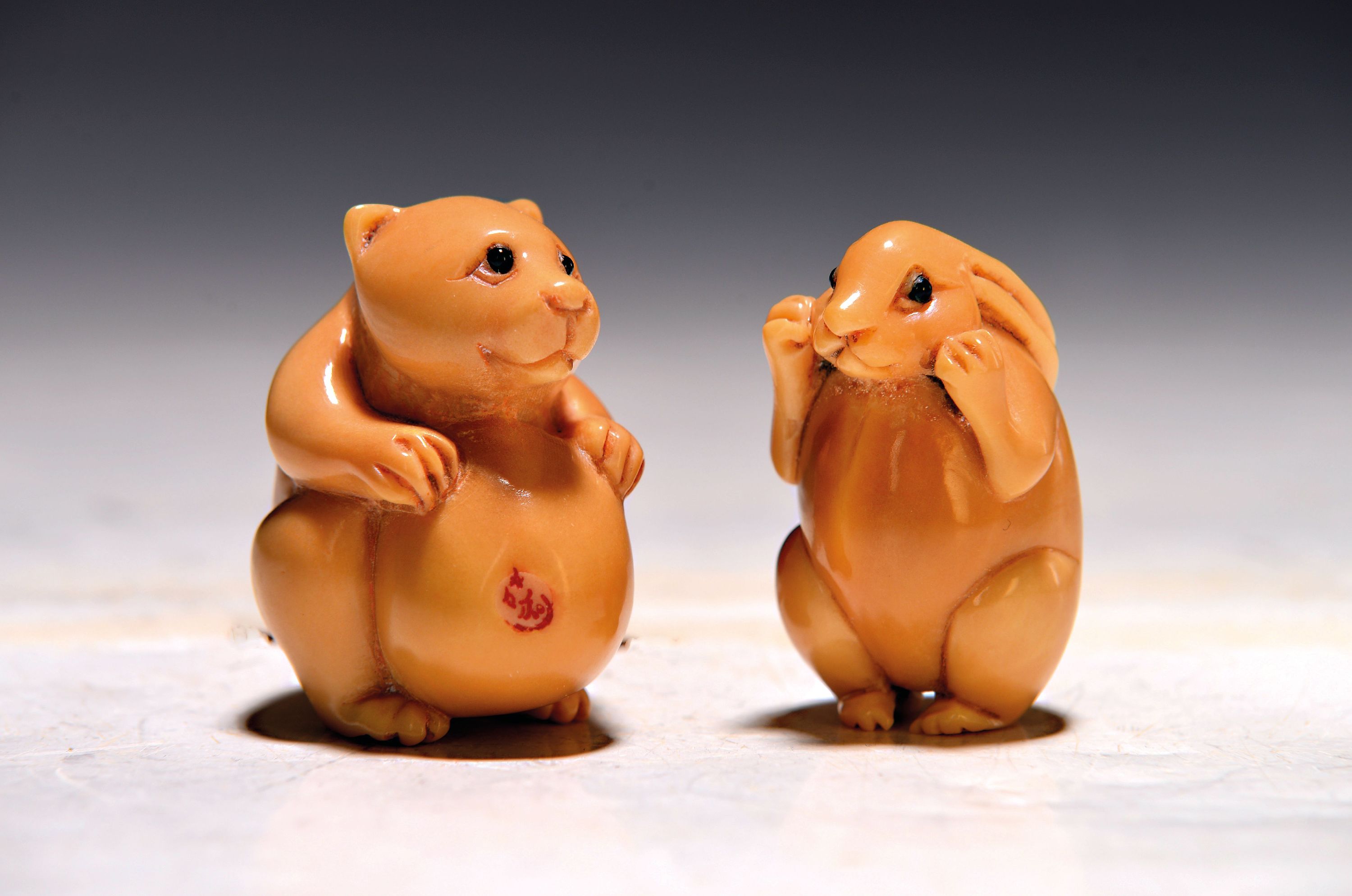 Image 27096221 - Zwei Netsuke aus Tagua-Nuss, Japan, späte Meiji-Zeit, Tagua-Nuss sog. Pflanzen ...