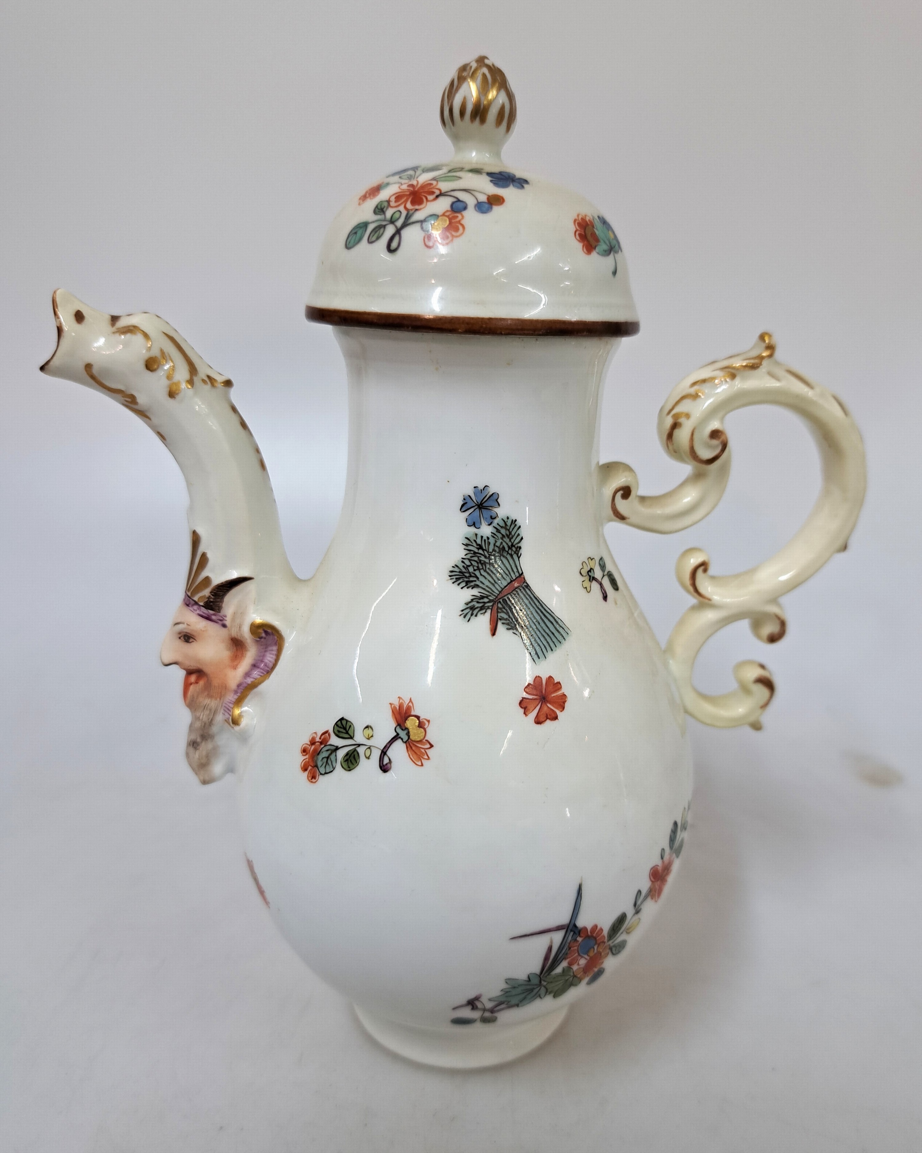 Detail a: Mokkakännchen, Meissen, ausgehendes 18.Jh., Porzellan, farbig staffiert, Blumenmotive in chinoiser Manier, Ausguss mit Maskeron, Goldstaffage, ...