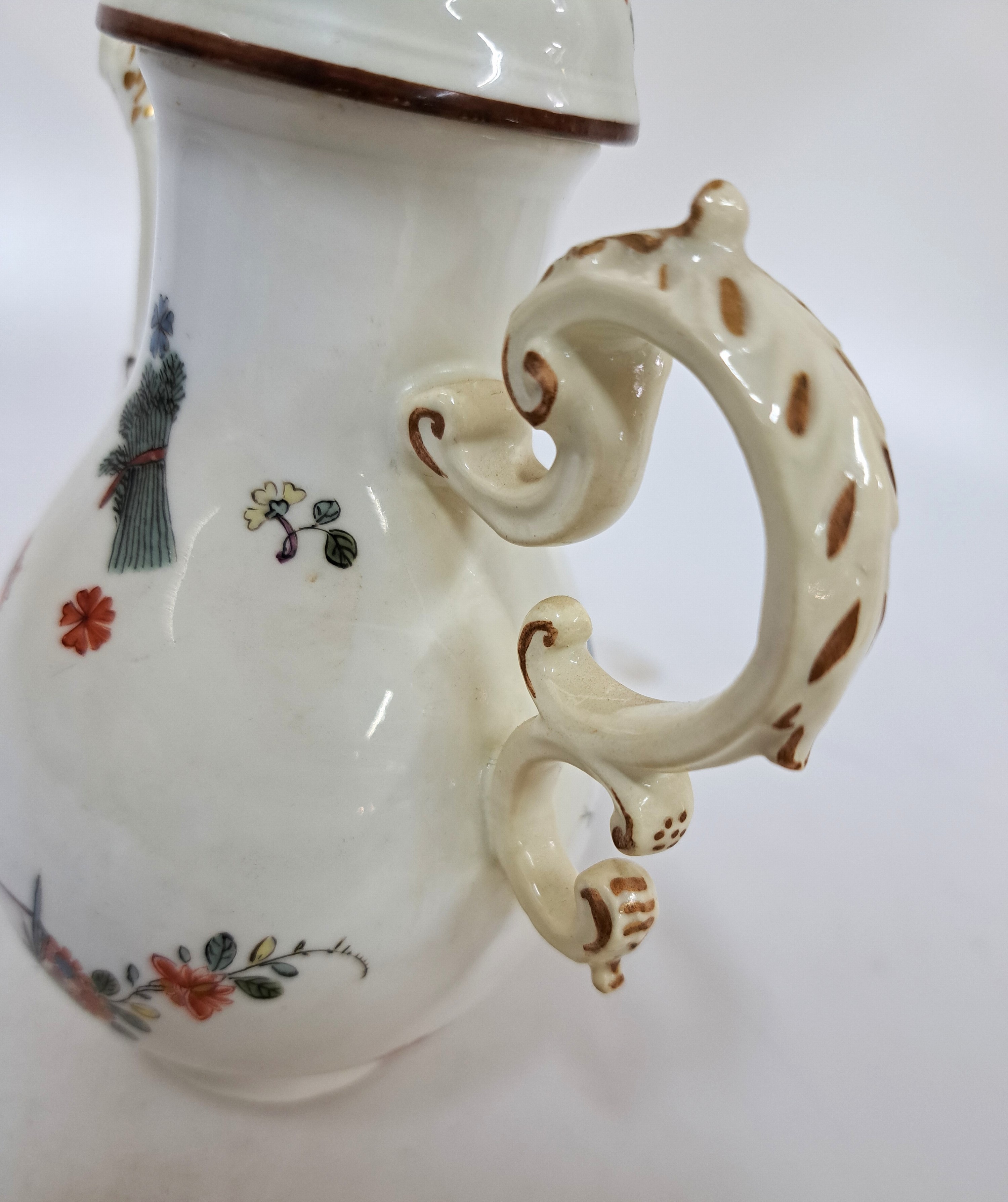 Detail b: Mokkakännchen, Meissen, ausgehendes 18.Jh., Porzellan, farbig staffiert, Blumenmotive in chinoiser Manier, Ausguss mit Maskeron, Goldstaffage, ...