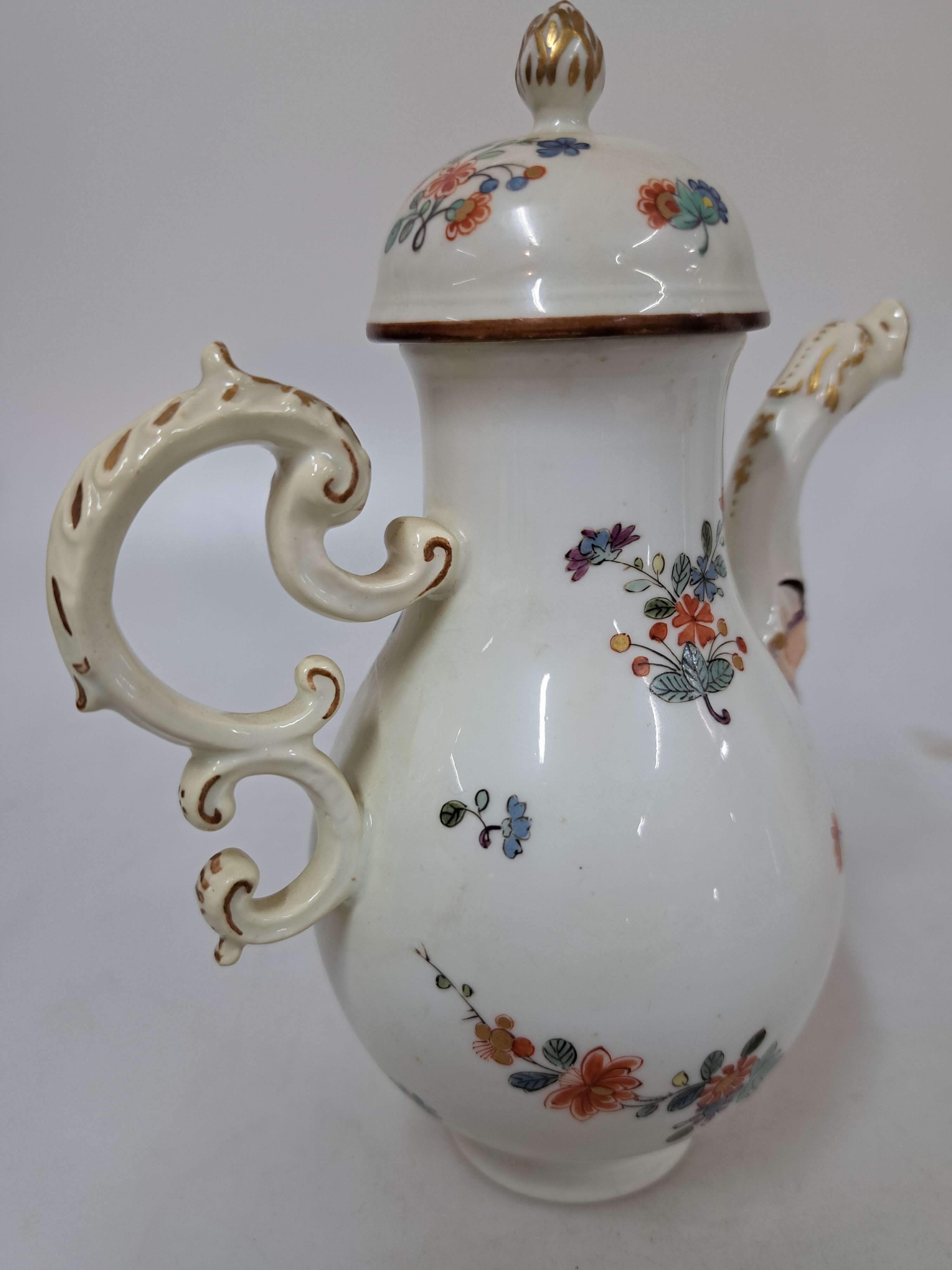 Detail c: Mokkakännchen, Meissen, ausgehendes 18.Jh., Porzellan, farbig staffiert, Blumenmotive in chinoiser Manier, Ausguss mit Maskeron, Goldstaffage, ...