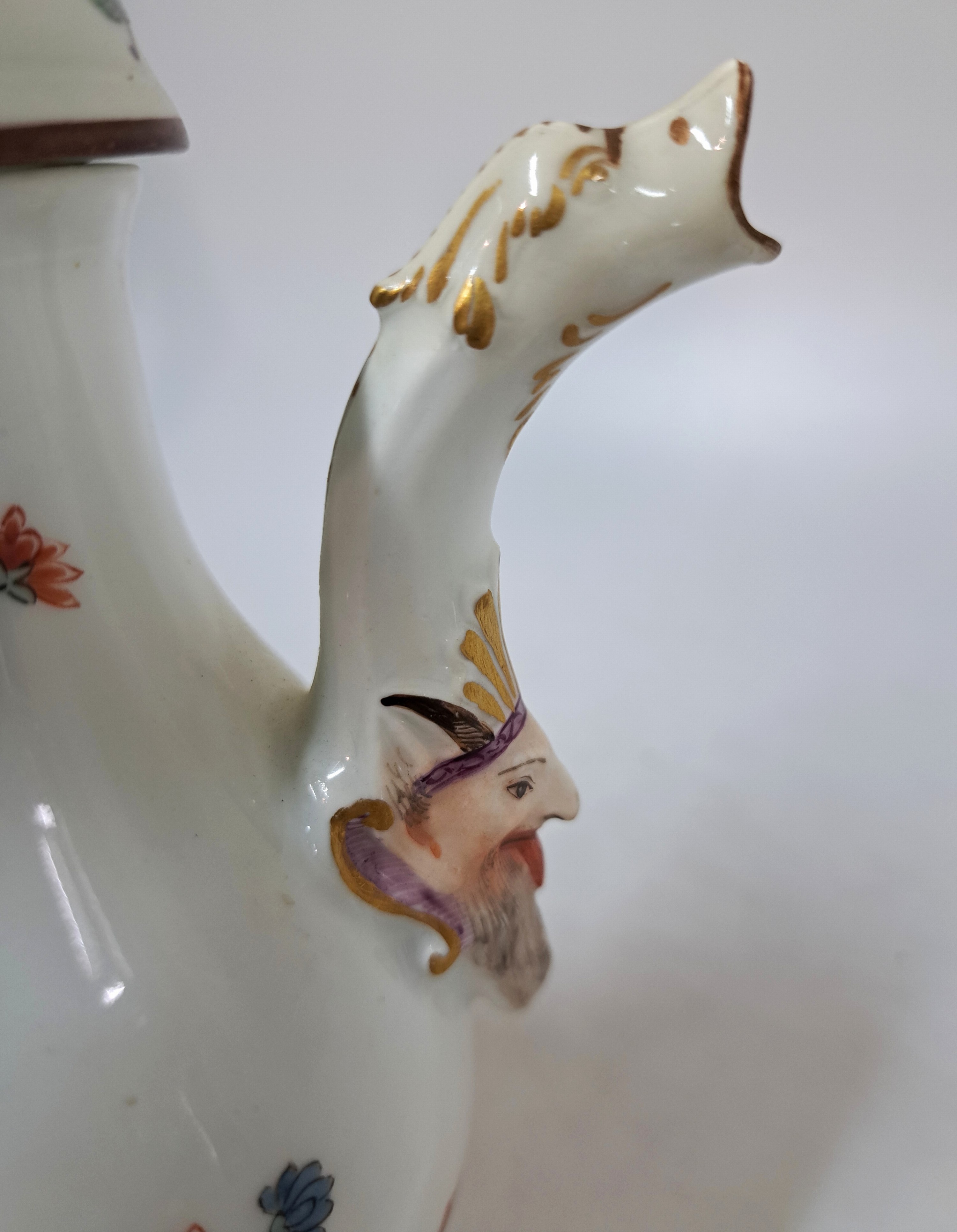 Detail d: Mokkakännchen, Meissen, ausgehendes 18.Jh., Porzellan, farbig staffiert, Blumenmotive in chinoiser Manier, Ausguss mit Maskeron, Goldstaffage, ...