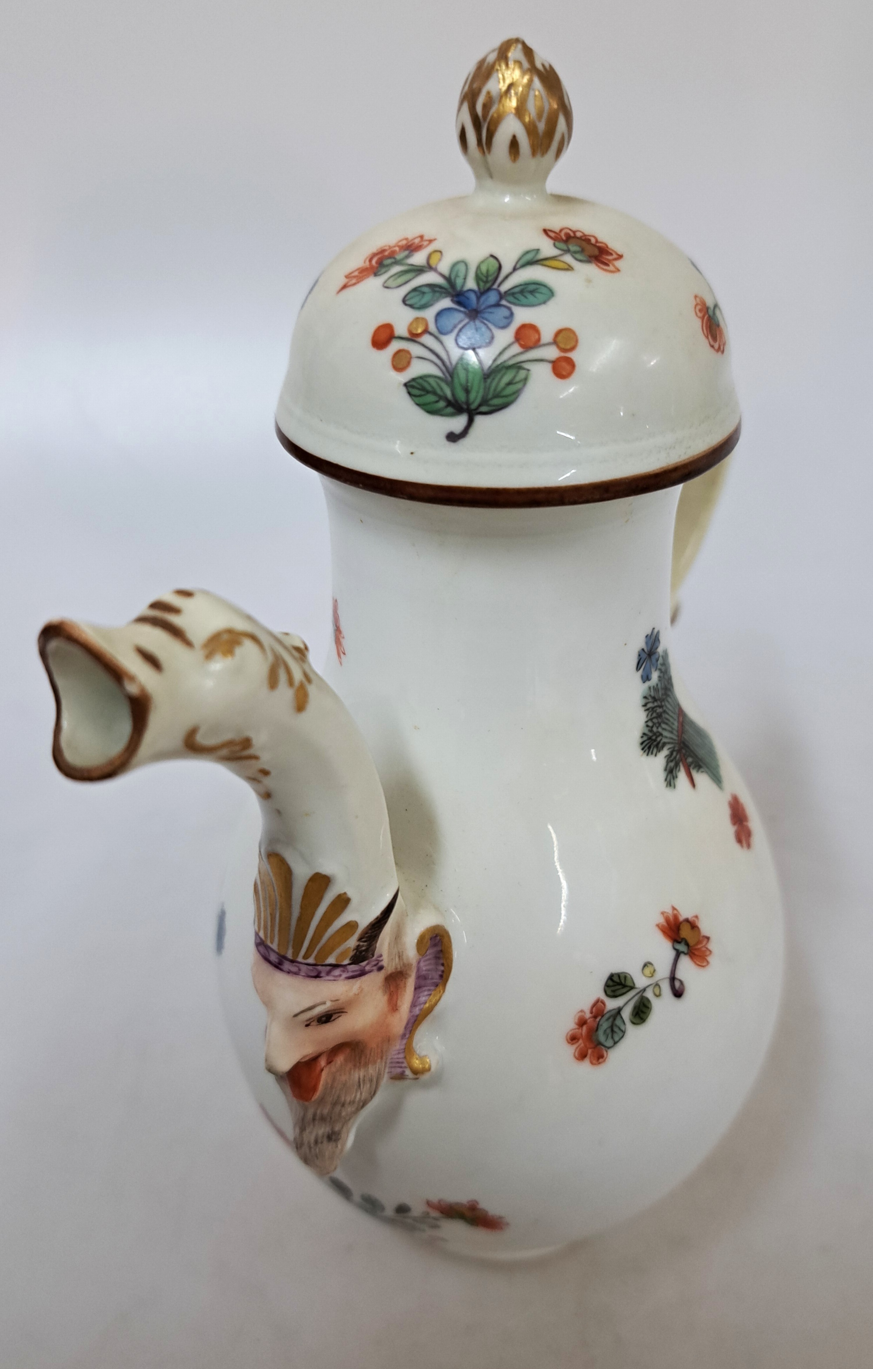 Detail e: Mokkakännchen, Meissen, ausgehendes 18.Jh., Porzellan, farbig staffiert, Blumenmotive in chinoiser Manier, Ausguss mit Maskeron, Goldstaffage, ...