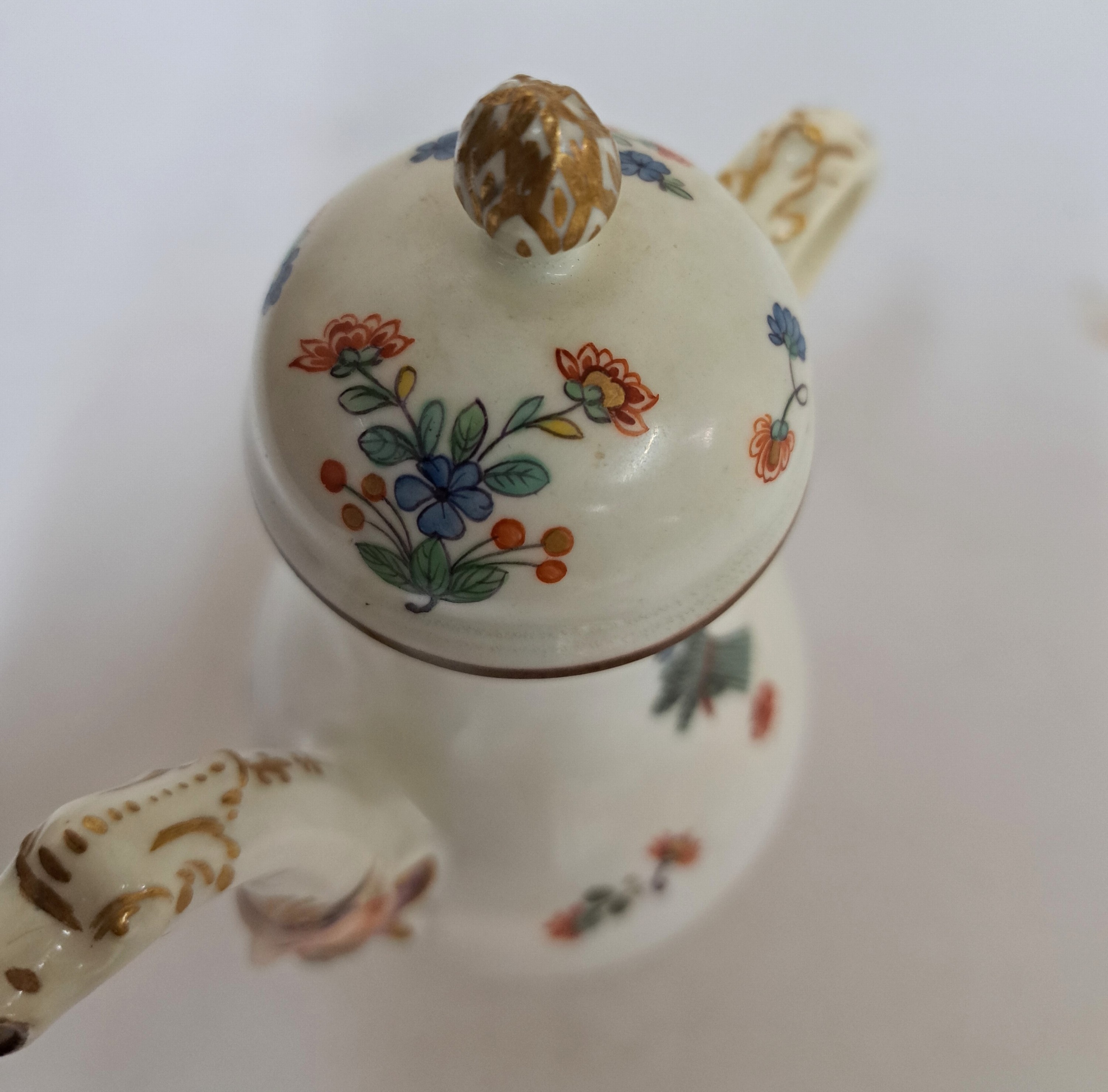 Detail f: Mokkakännchen, Meissen, ausgehendes 18.Jh., Porzellan, farbig staffiert, Blumenmotive in chinoiser Manier, Ausguss mit Maskeron, Goldstaffage, ...