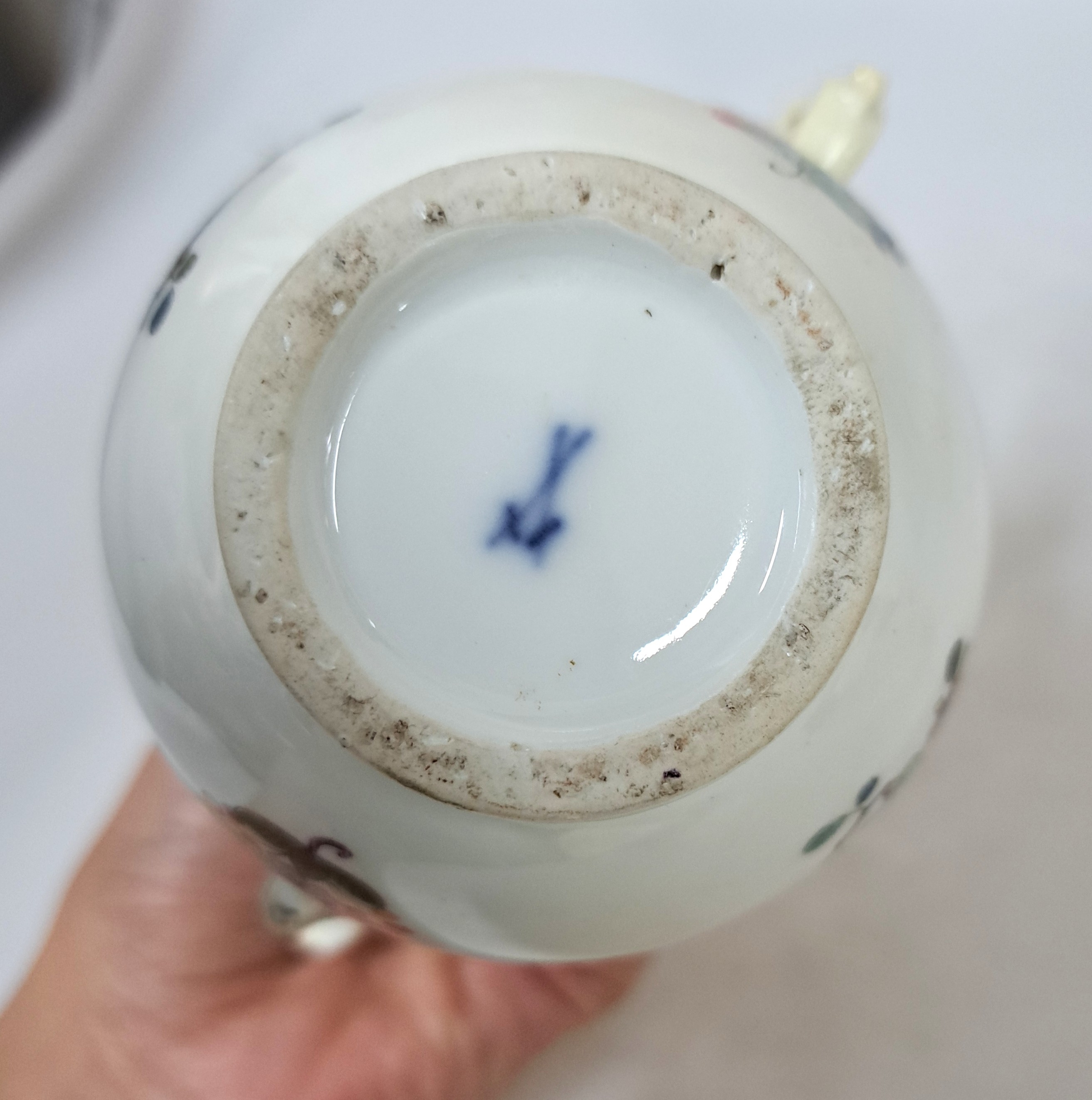 Detail g: Mokkakännchen, Meissen, ausgehendes 18.Jh., Porzellan, farbig staffiert, Blumenmotive in chinoiser Manier, Ausguss mit Maskeron, Goldstaffage, ...