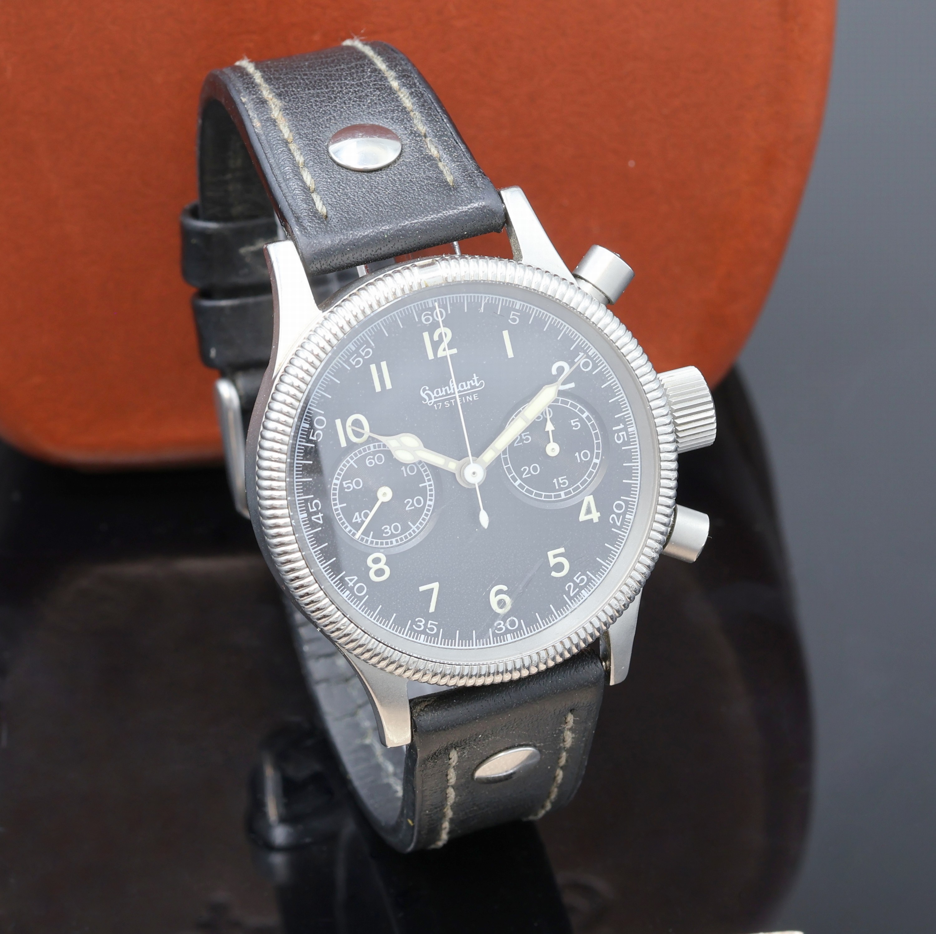 Detail c: HANHART auf 2.500 Stück limitierter Fliegerchronograph Modell 700 ff, Replika nach Vorbild v. 1939, Handaufzug, Deutschland um 1998, matt. ...