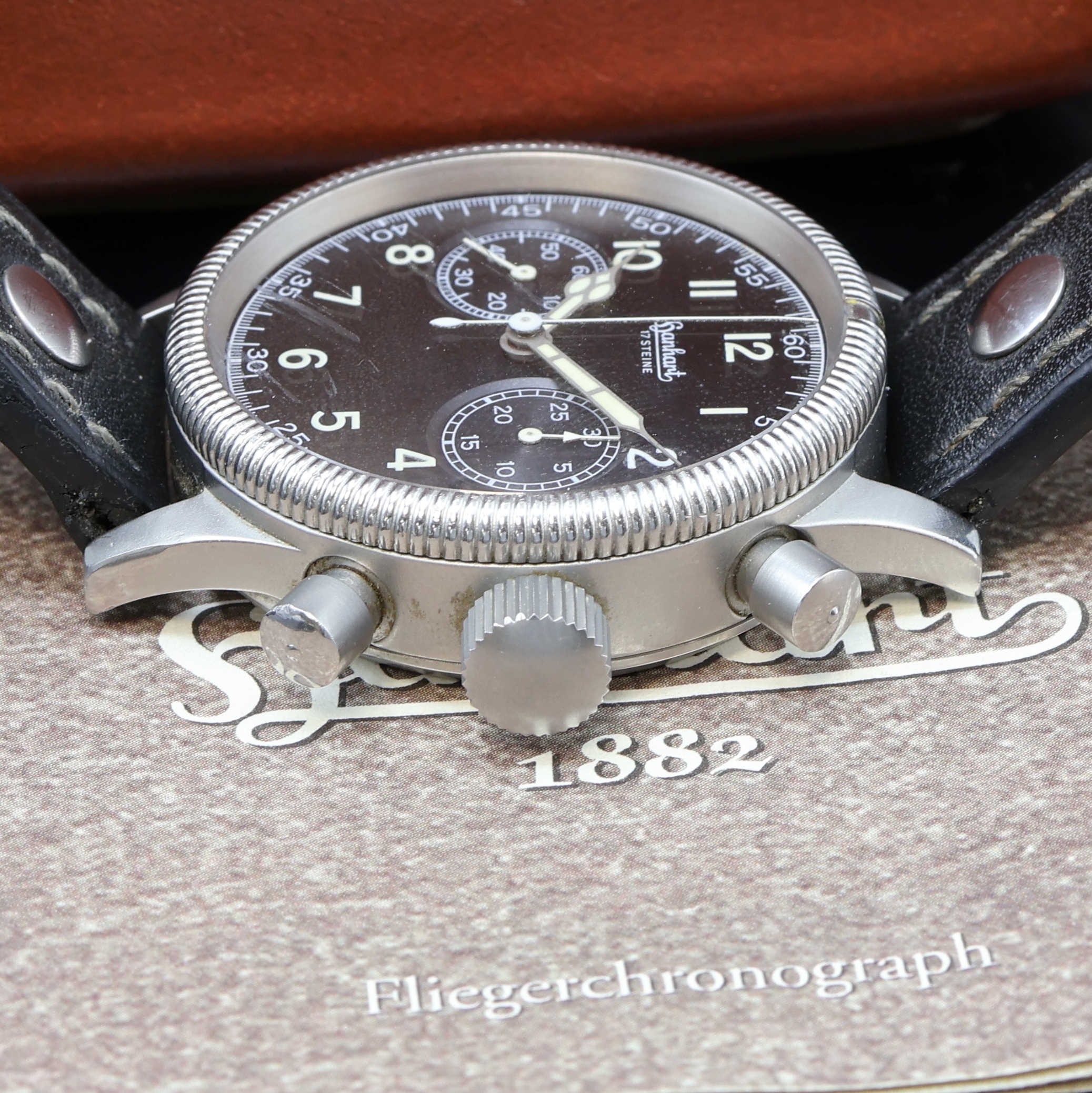 Detail d: HANHART auf 2.500 Stück limitierter Fliegerchronograph Modell 700 ff, Replika nach Vorbild v. 1939, Handaufzug, Deutschland um 1998, matt. ...