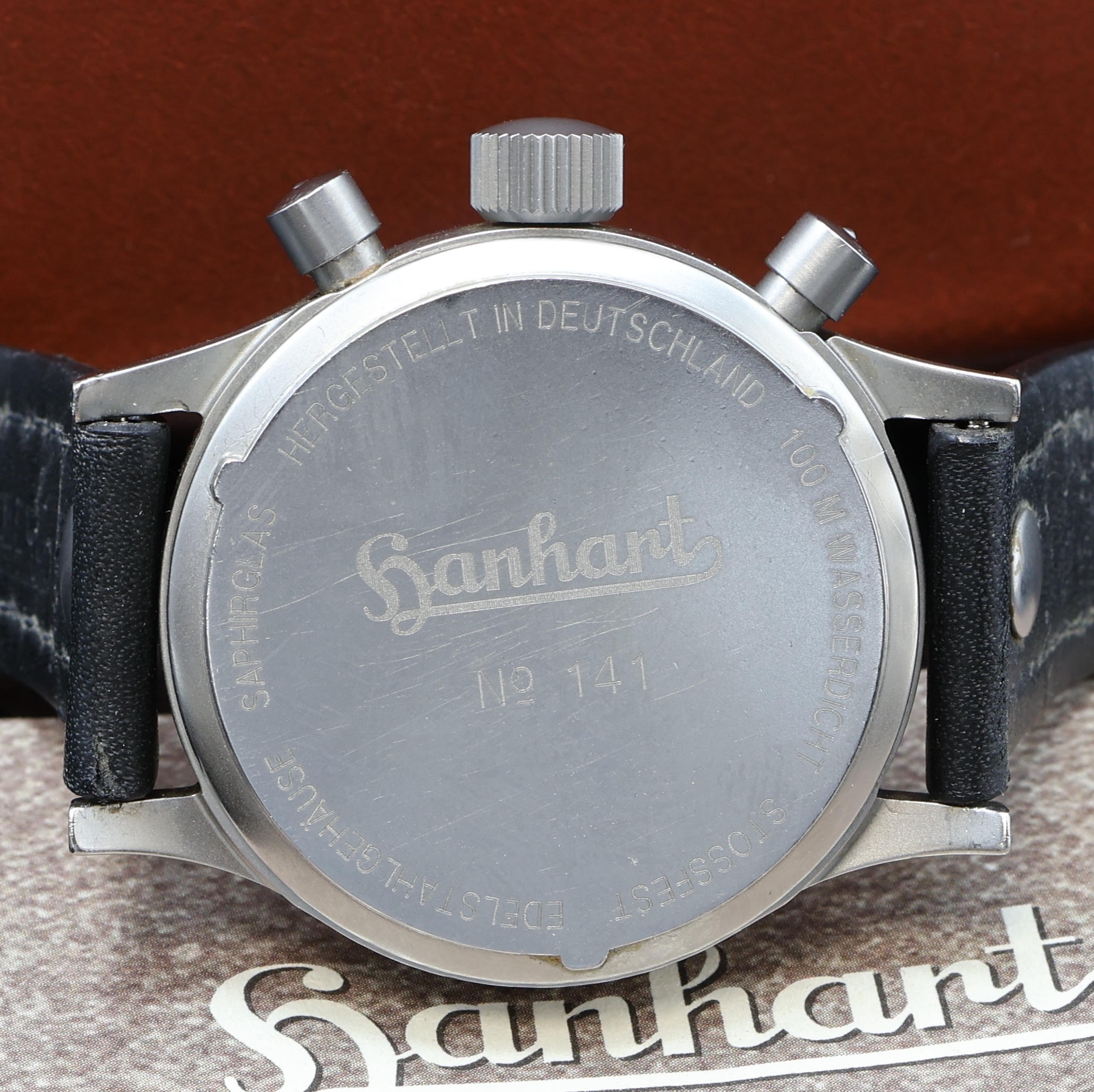Detail e: HANHART auf 2.500 Stück limitierter Fliegerchronograph Modell 700 ff, Replika nach Vorbild v. 1939, Handaufzug, Deutschland um 1998, matt. ...