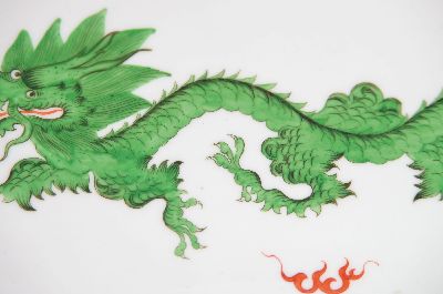 27096211a - Tintenzeug grüner Drache, Meissen, 20.Jh., Porzellan, handbemalt, oktogonales Tablett ...