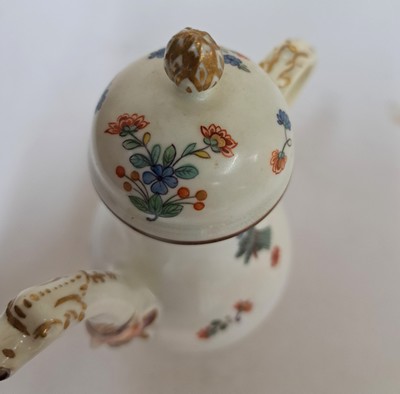 27096230f - Mokkakännchen, Meissen, ausgehendes 18.Jh., Porzellan, farbig staffiert, Blumenmotive ...