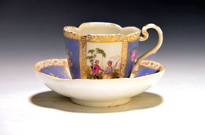 Image Tasse mit UT, Meissen, Knaufzeit bzw. um 1880, 2. Wahl, Porzellan, Vierpass-Form, ...